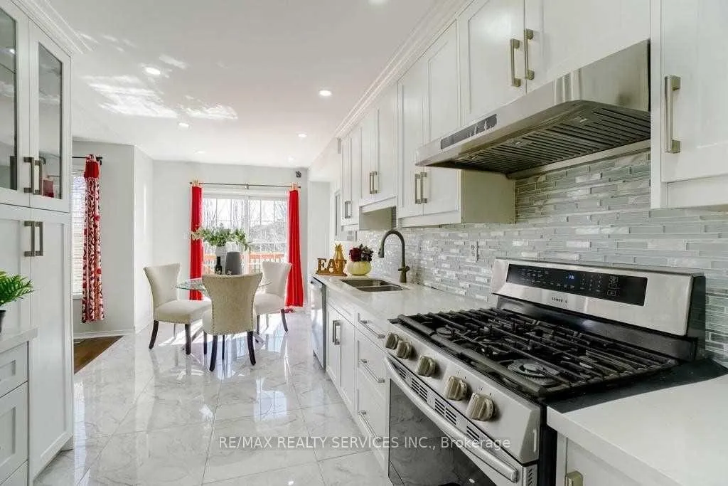 Photo 10 of 50 Oakmeadow Drive, Brampton, Fletcher's Meadow — HOMEH