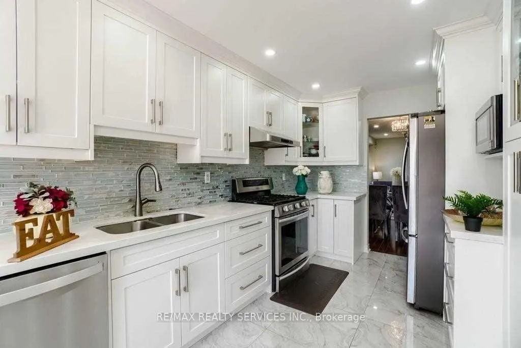Photo 11 of 50 Oakmeadow Drive, Brampton, Fletcher's Meadow — HOMEH