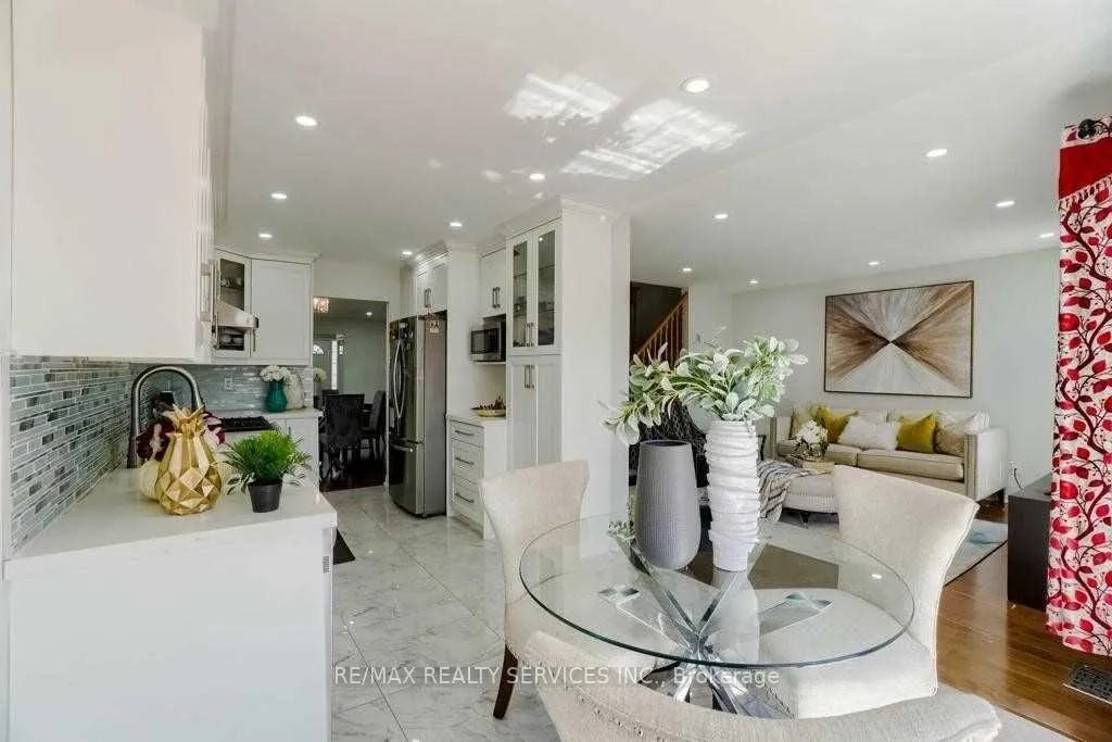Photo 12 of 50 Oakmeadow Drive, Brampton, Fletcher's Meadow — HOMEH