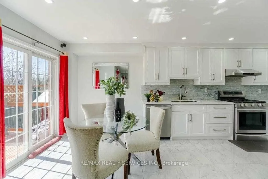 Photo 13 of 50 Oakmeadow Drive, Brampton, Fletcher's Meadow — HOMEH
