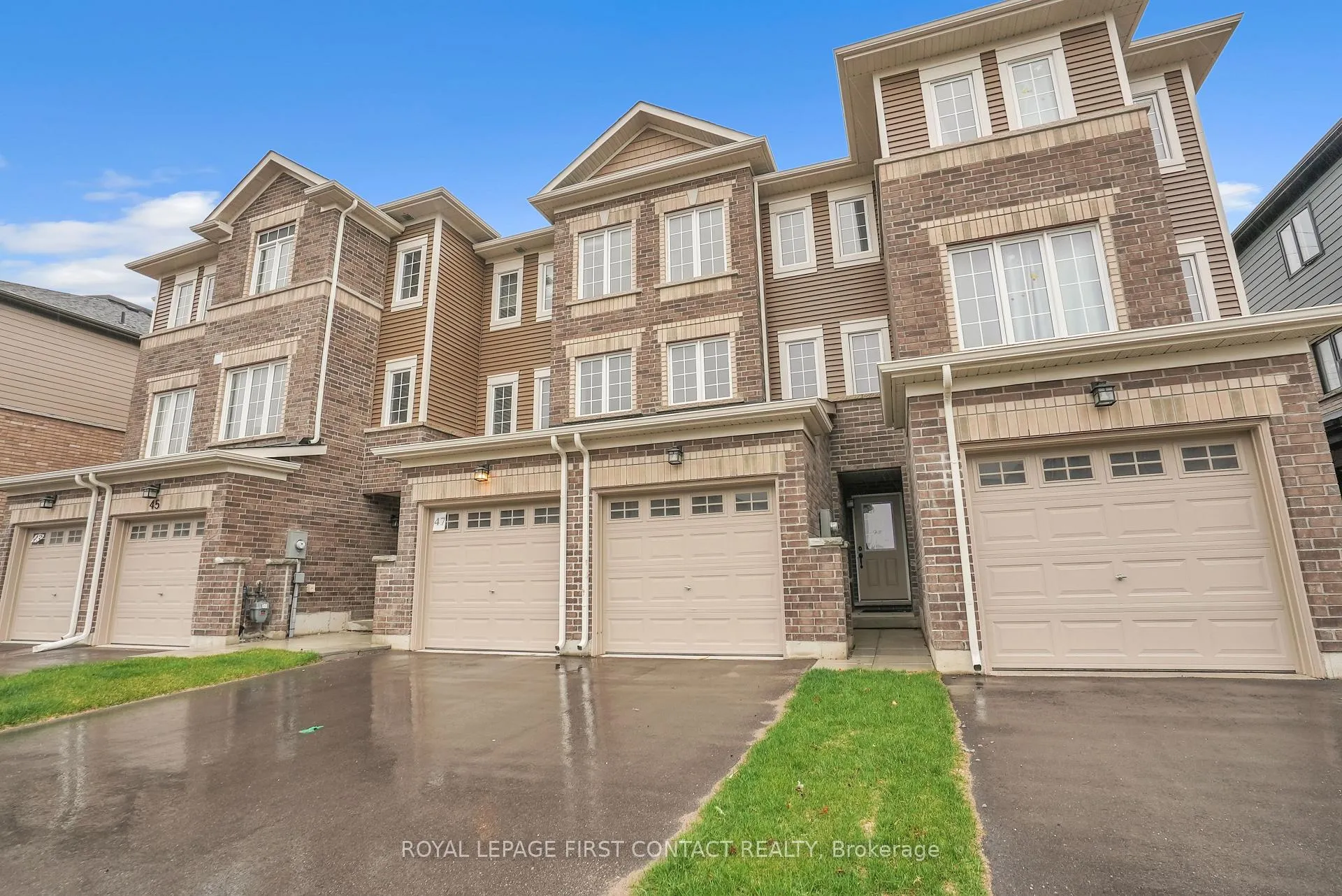 Photo 2 of 49 Pumpkin Corner Crescent, Barrie, Rural Barrie Southeast — HOMEH