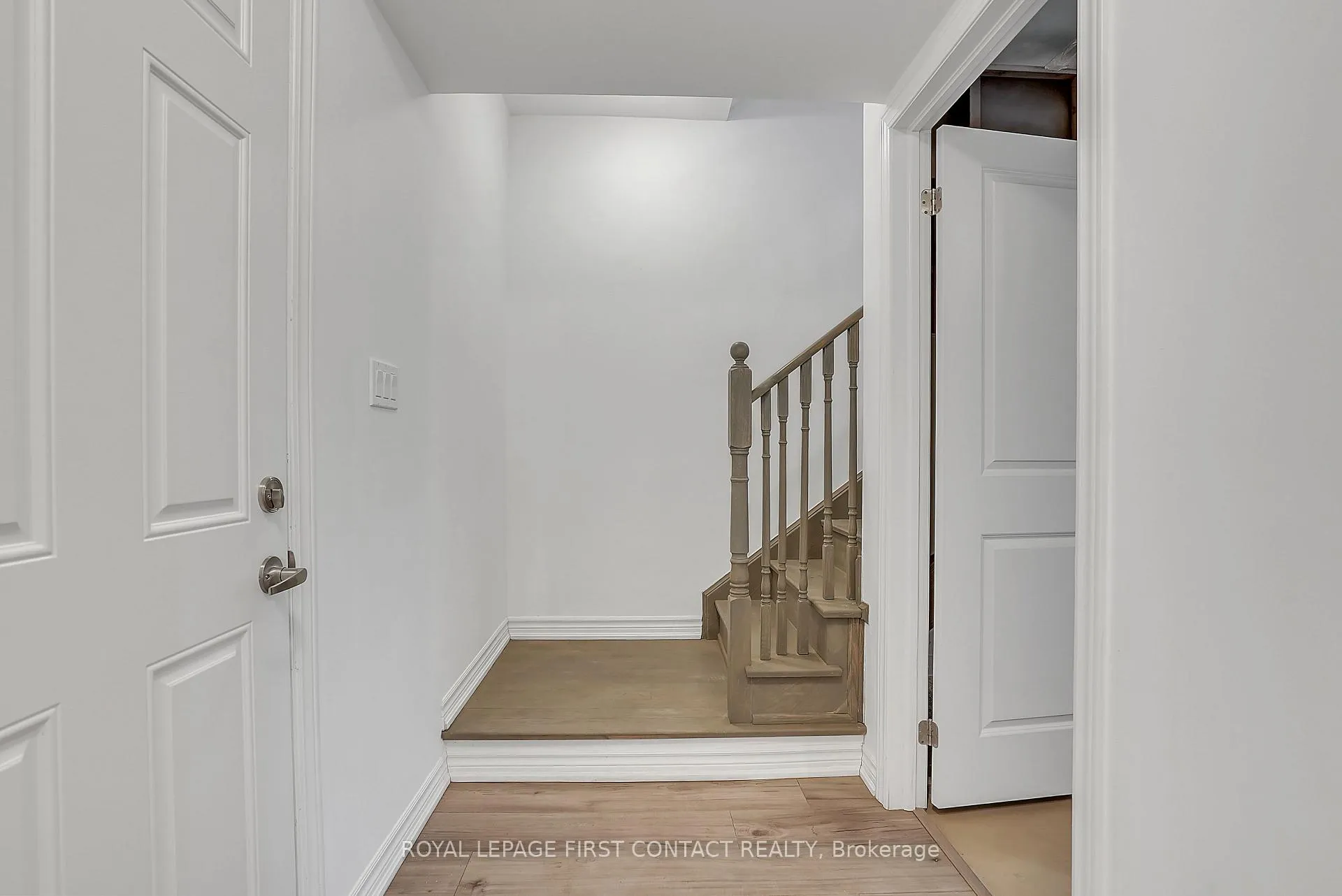 Photo 4 of 49 Pumpkin Corner Crescent, Barrie, Rural Barrie Southeast — HOMEH