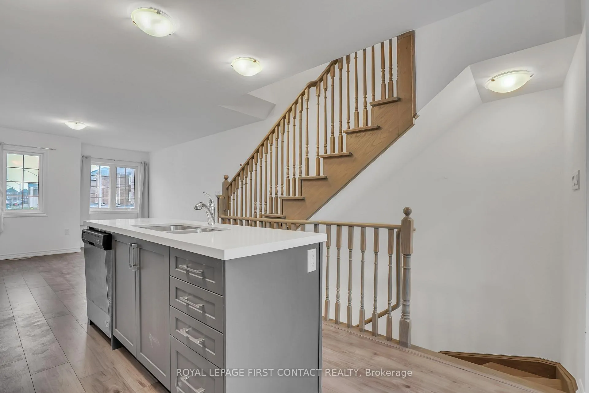 Photo 8 of 49 Pumpkin Corner Crescent, Barrie, Rural Barrie Southeast — HOMEH