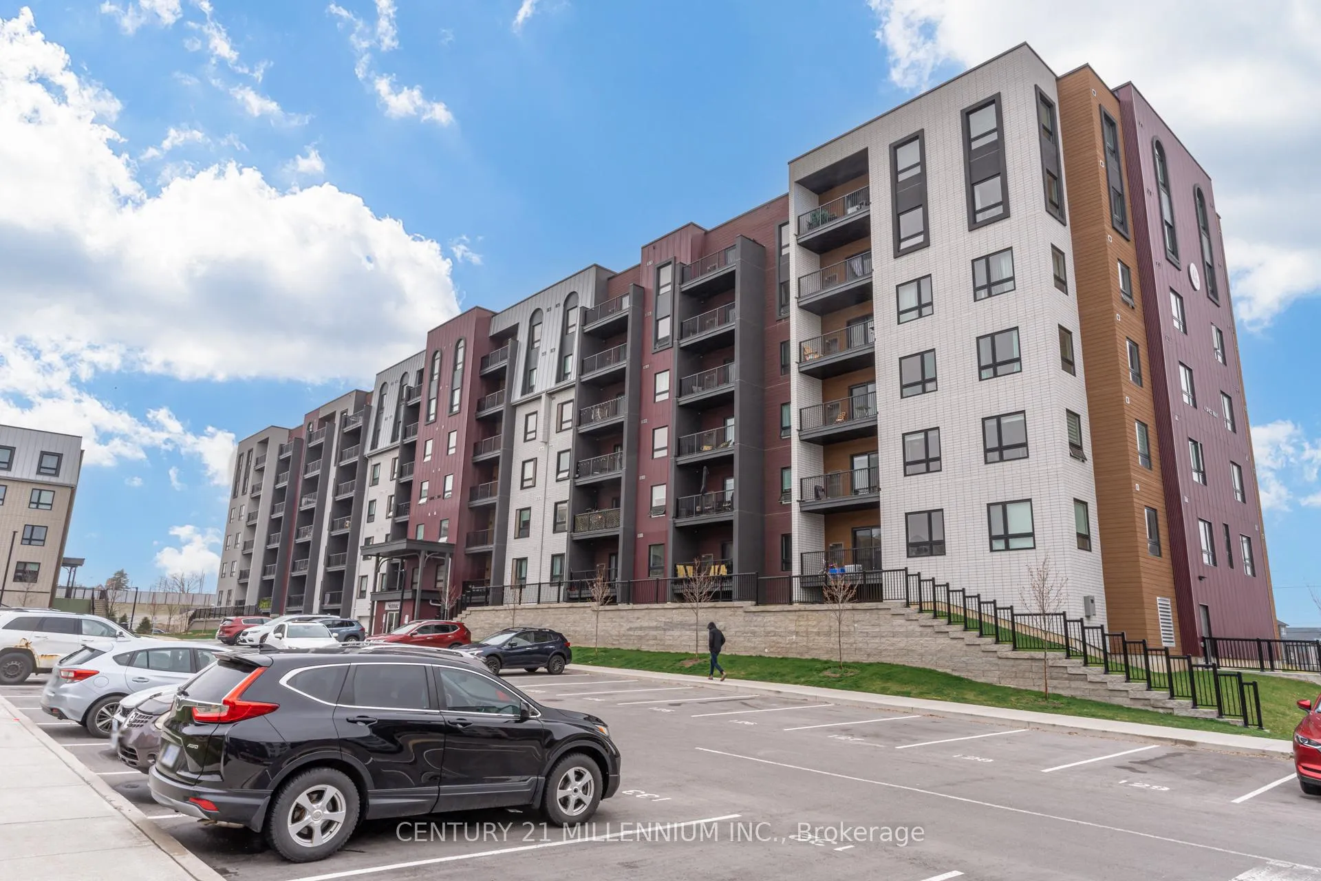 Photo 3 of Unit 606, 4 Spice Way, Barrie, Innis-Shore — HOMEH