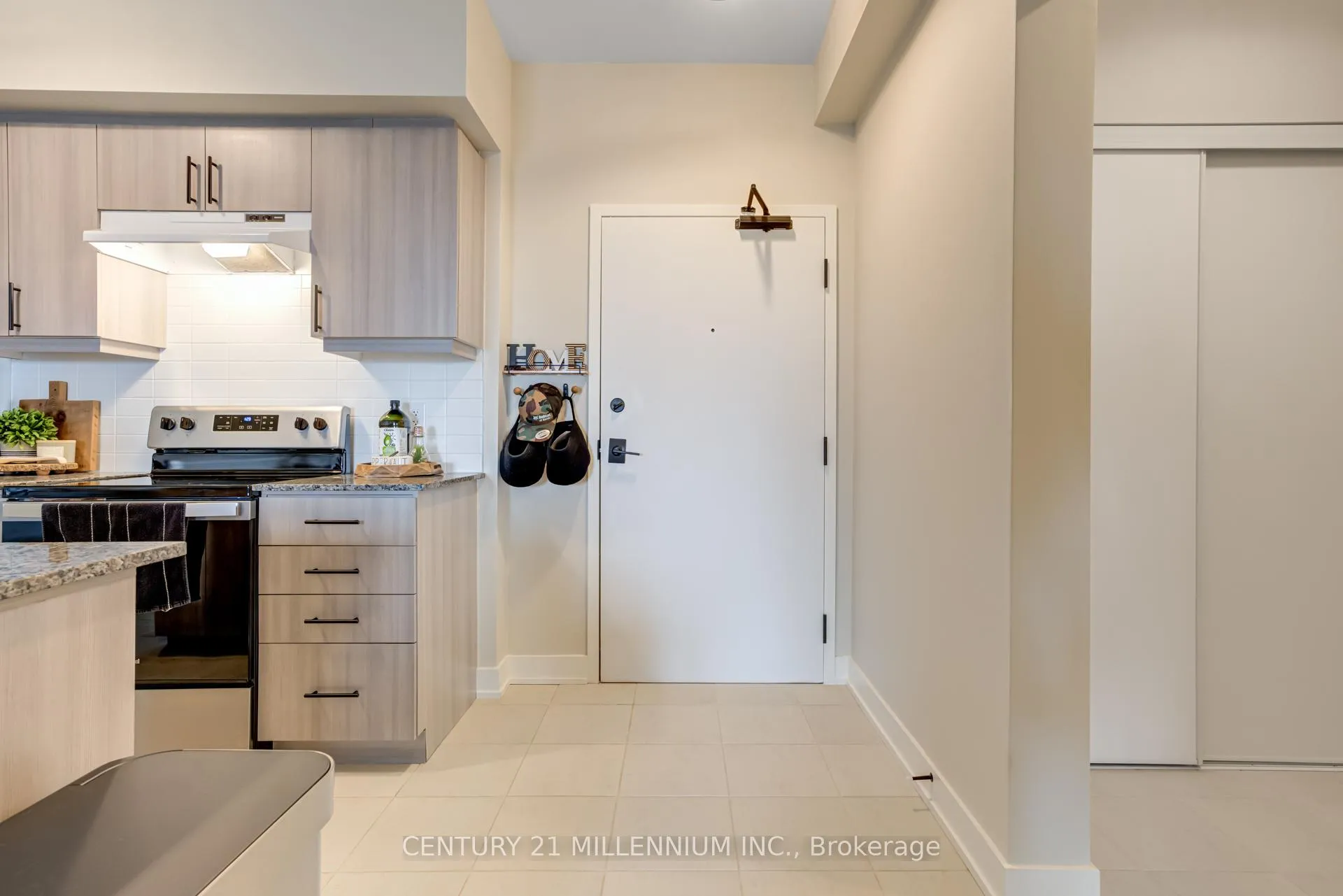 Photo 9 of Unit 606, 4 Spice Way, Barrie, Innis-Shore — HOMEH