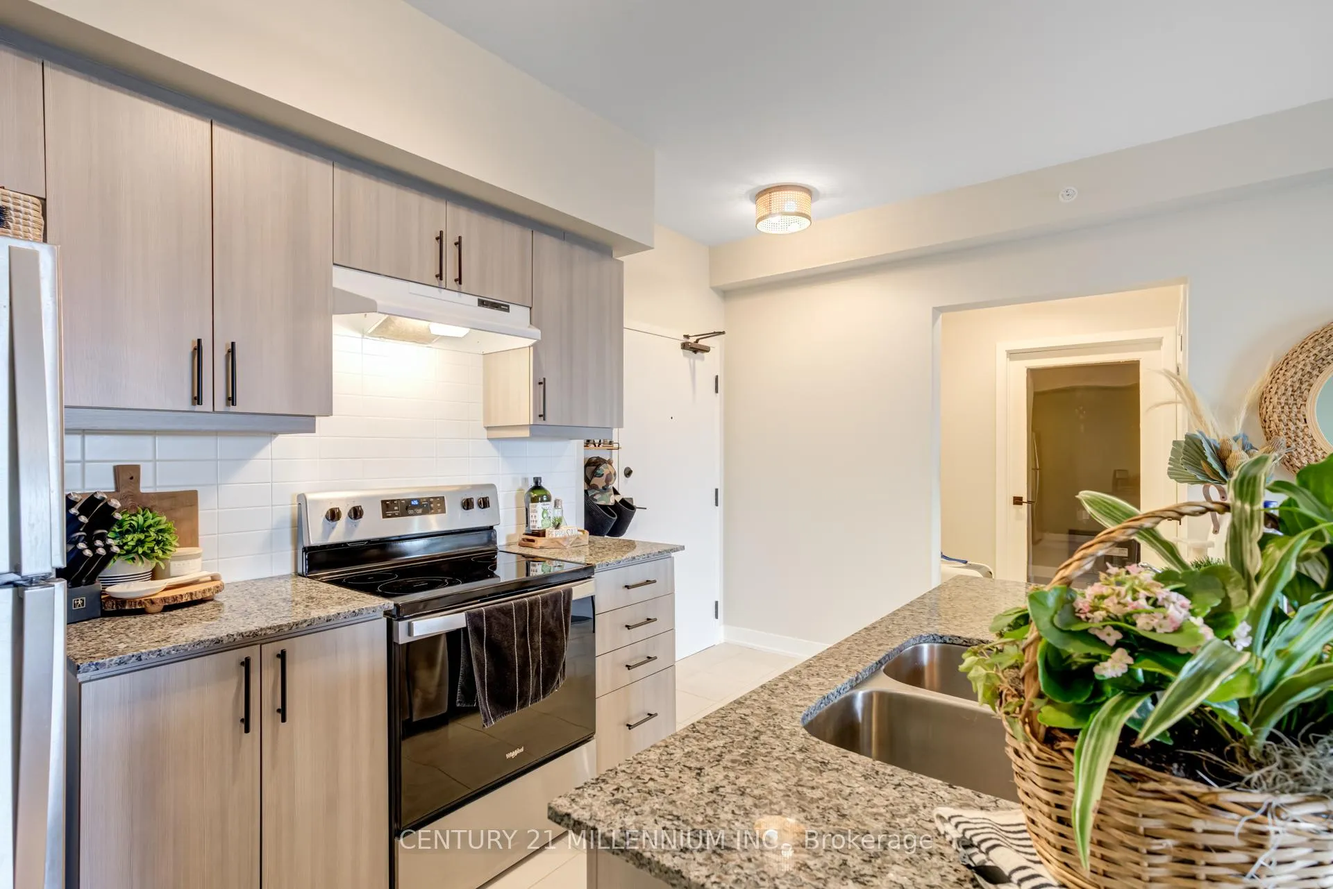 Photo 11 of Unit 606, 4 Spice Way, Barrie, Innis-Shore — HOMEH