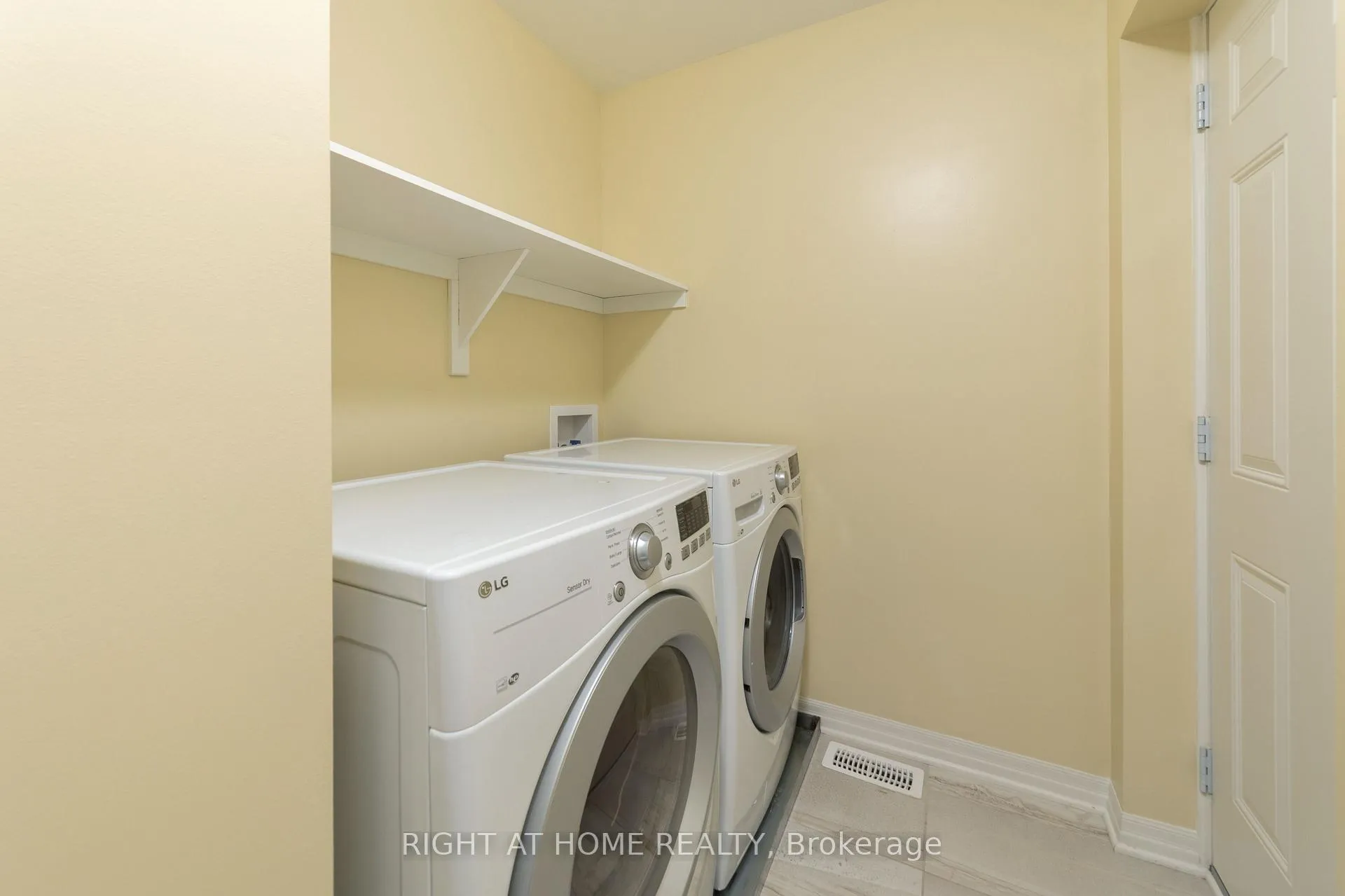 Photo 4 of 135 Overberg Way, Ottawa, Kanata - Emerald Meadows/Trailwest — HOMEH