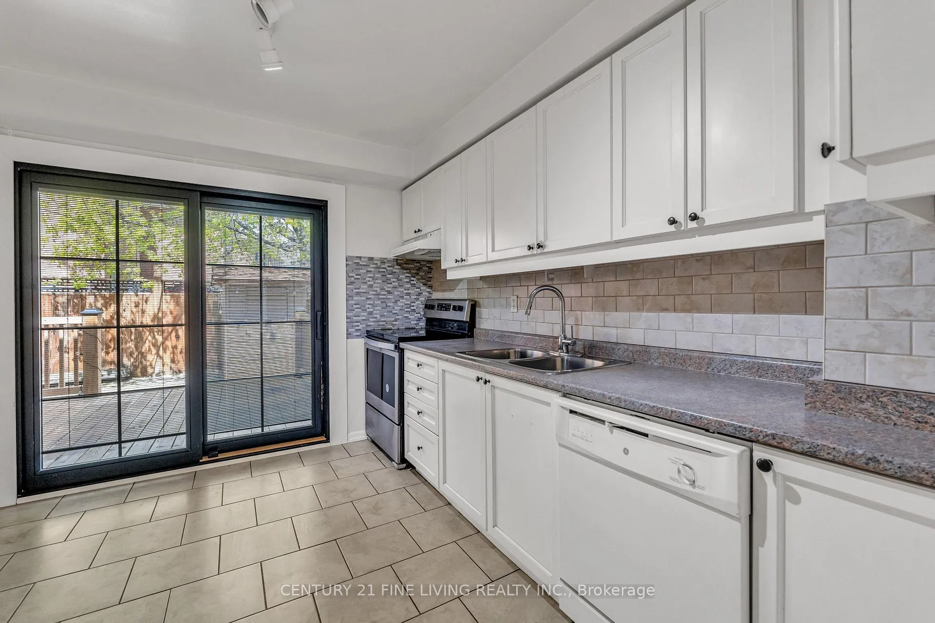 Photo 13 of 39 Rushmore Crescent, Brampton, Heart Lake East — HOMEH
