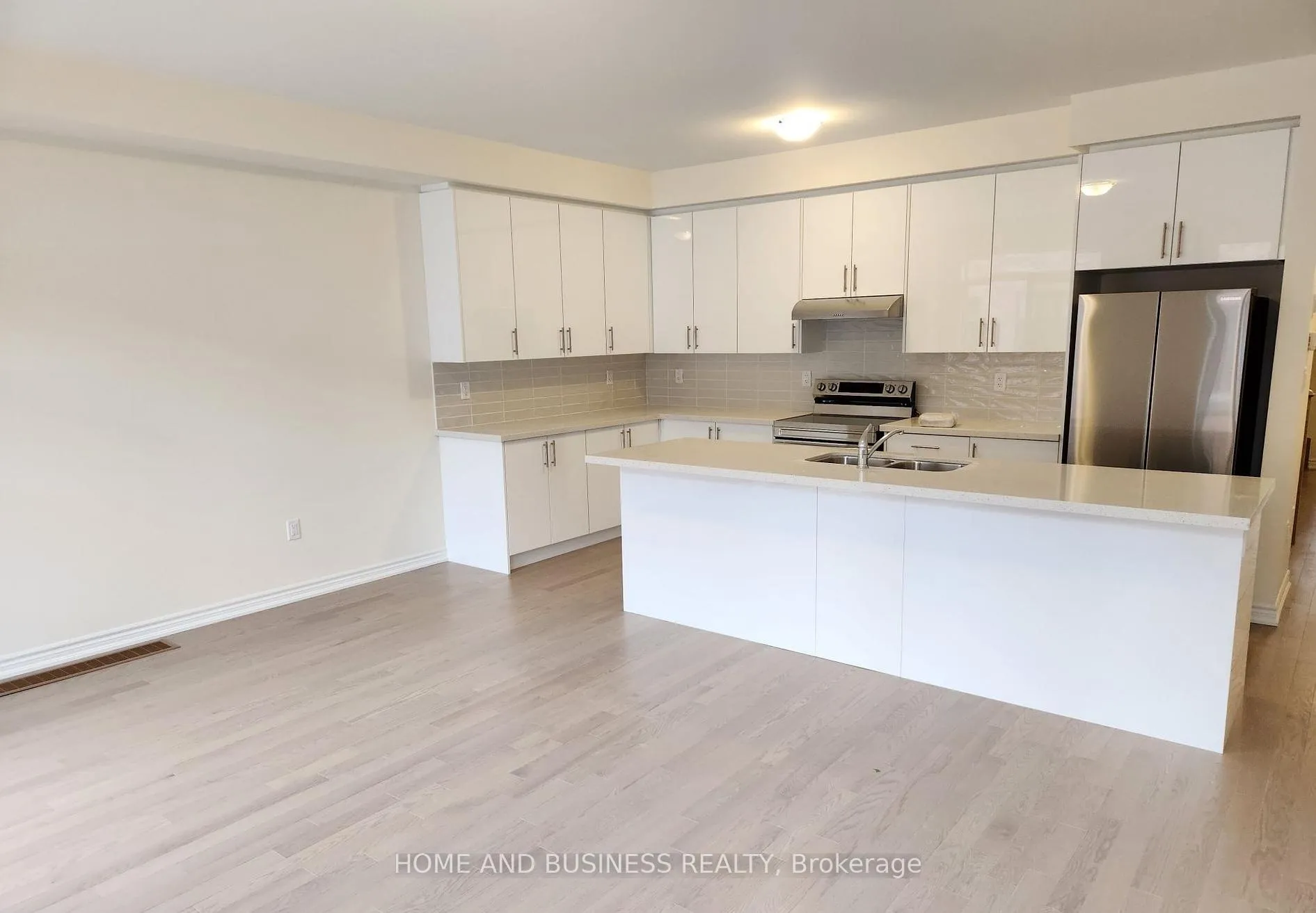Photo 2 of 30 Hartington Street, Vaughan, Kleinburg — HOMEH