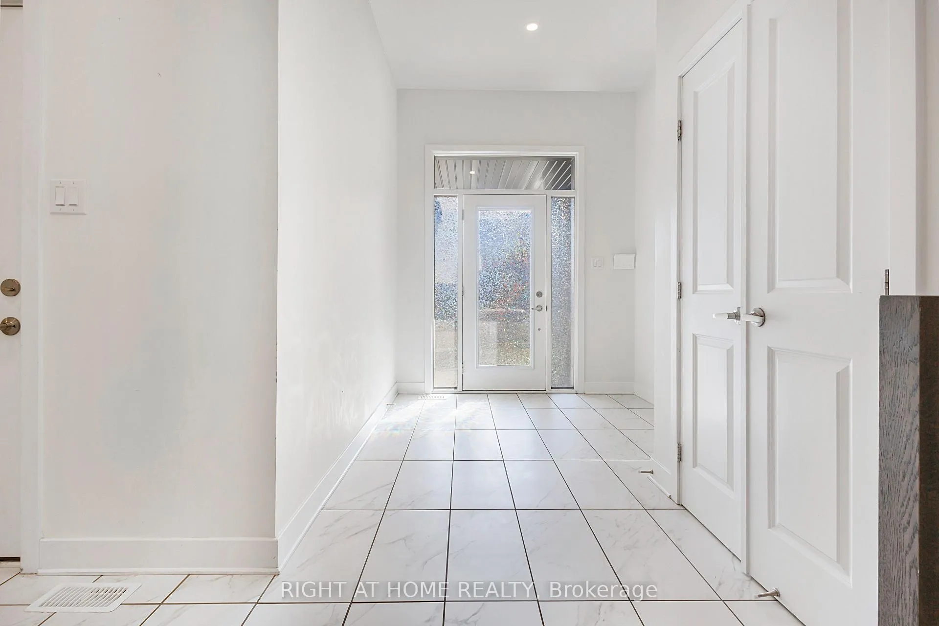 Photo 3 of 500 Triangle Street, Ottawa, Kanata - Emerald Meadows/Trailwest — HOMEH