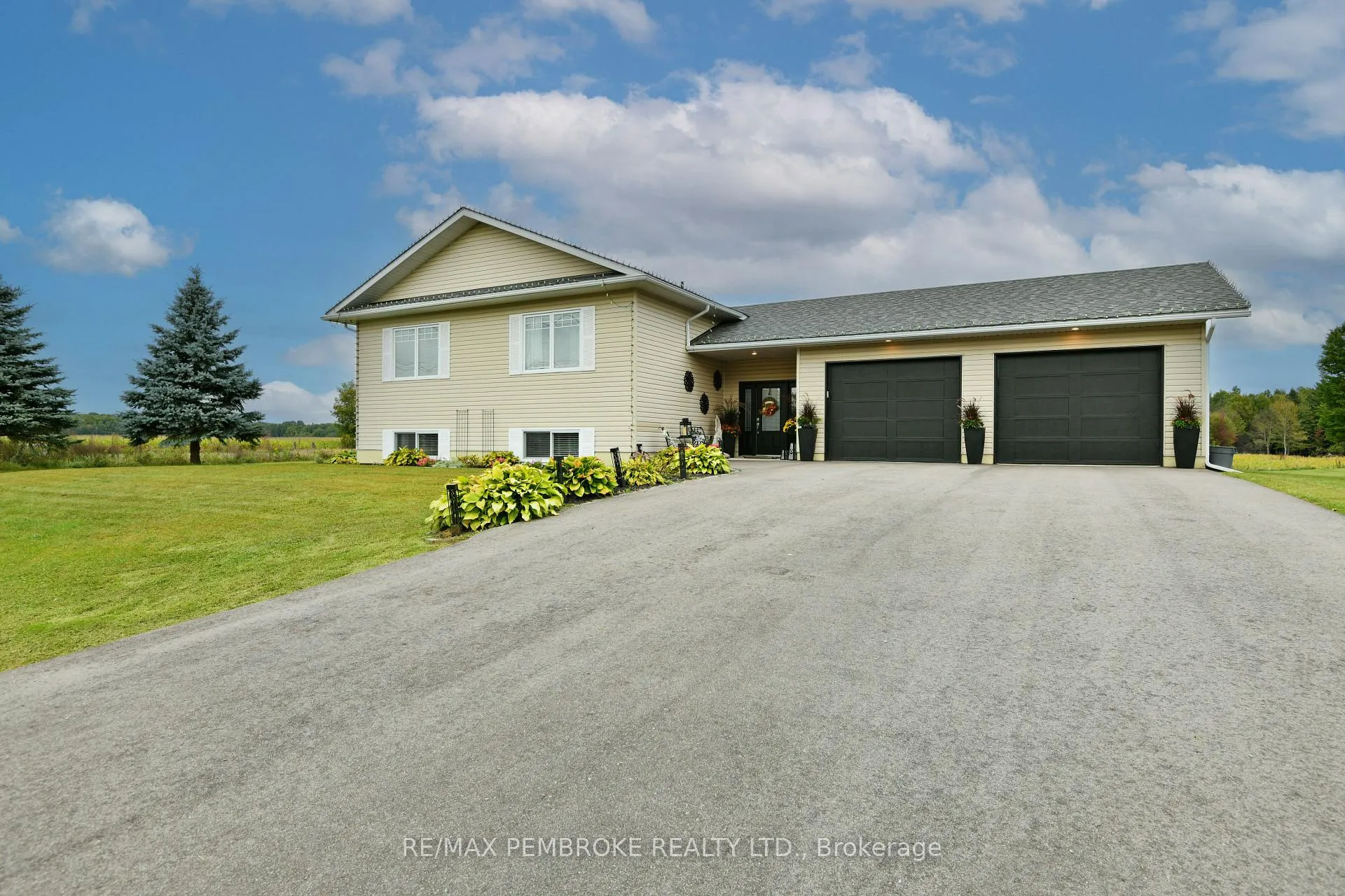 Photo 1 of 35 Vera Crescent, Whitewater Region, Beachburg — HOMEH
