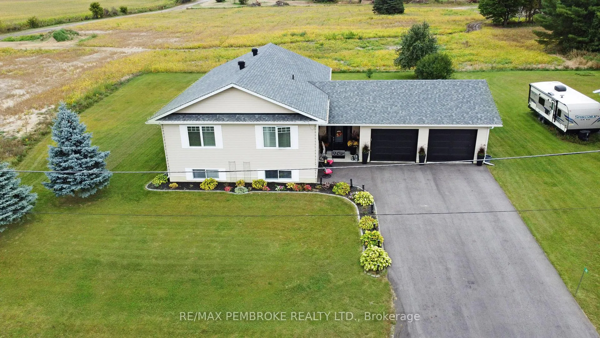 Photo 2 of 35 Vera Crescent, Whitewater Region, Beachburg — HOMEH