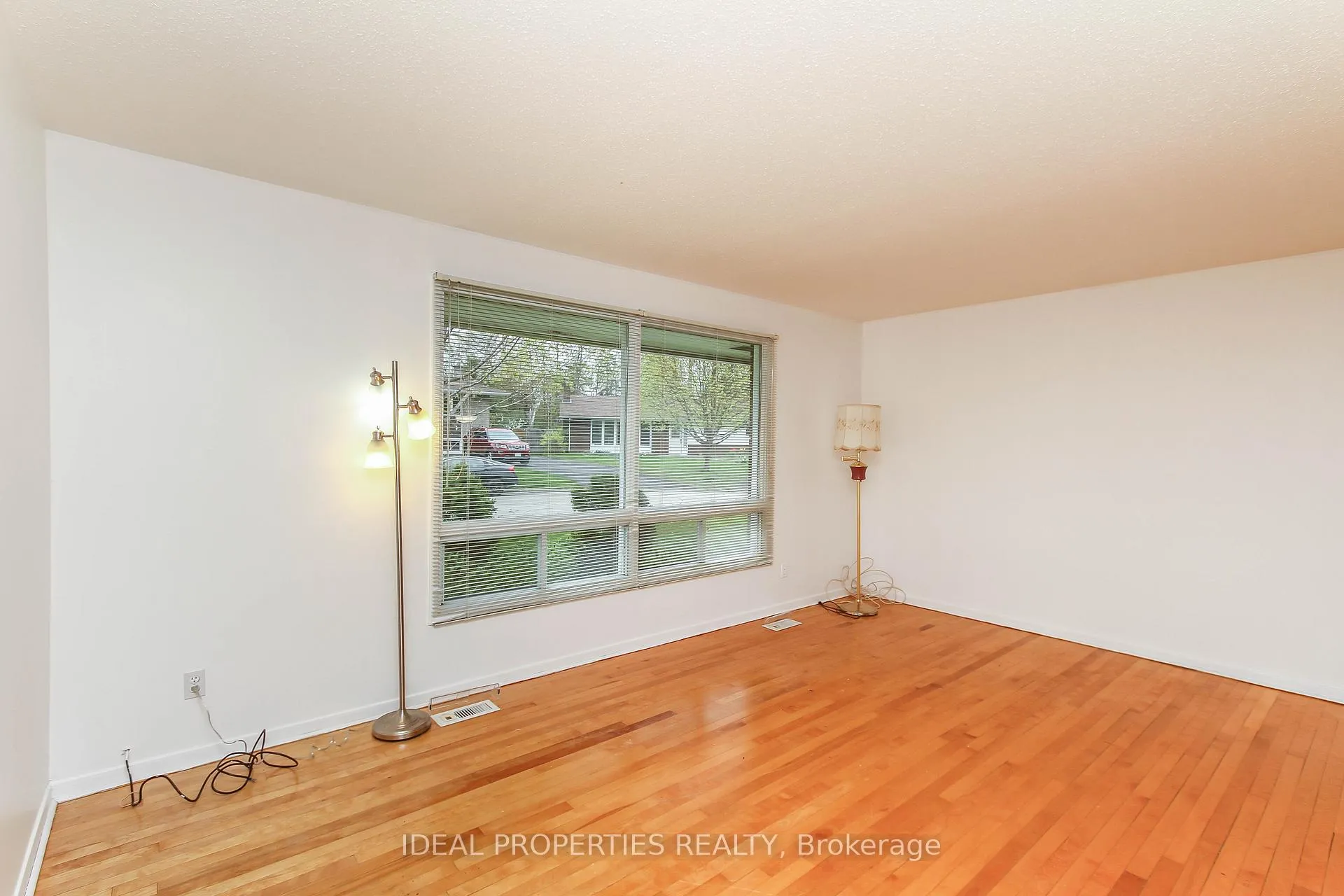 Photo 4 of 2699 Stone Crescent, Ottawa, Redwood Park — HOMEH