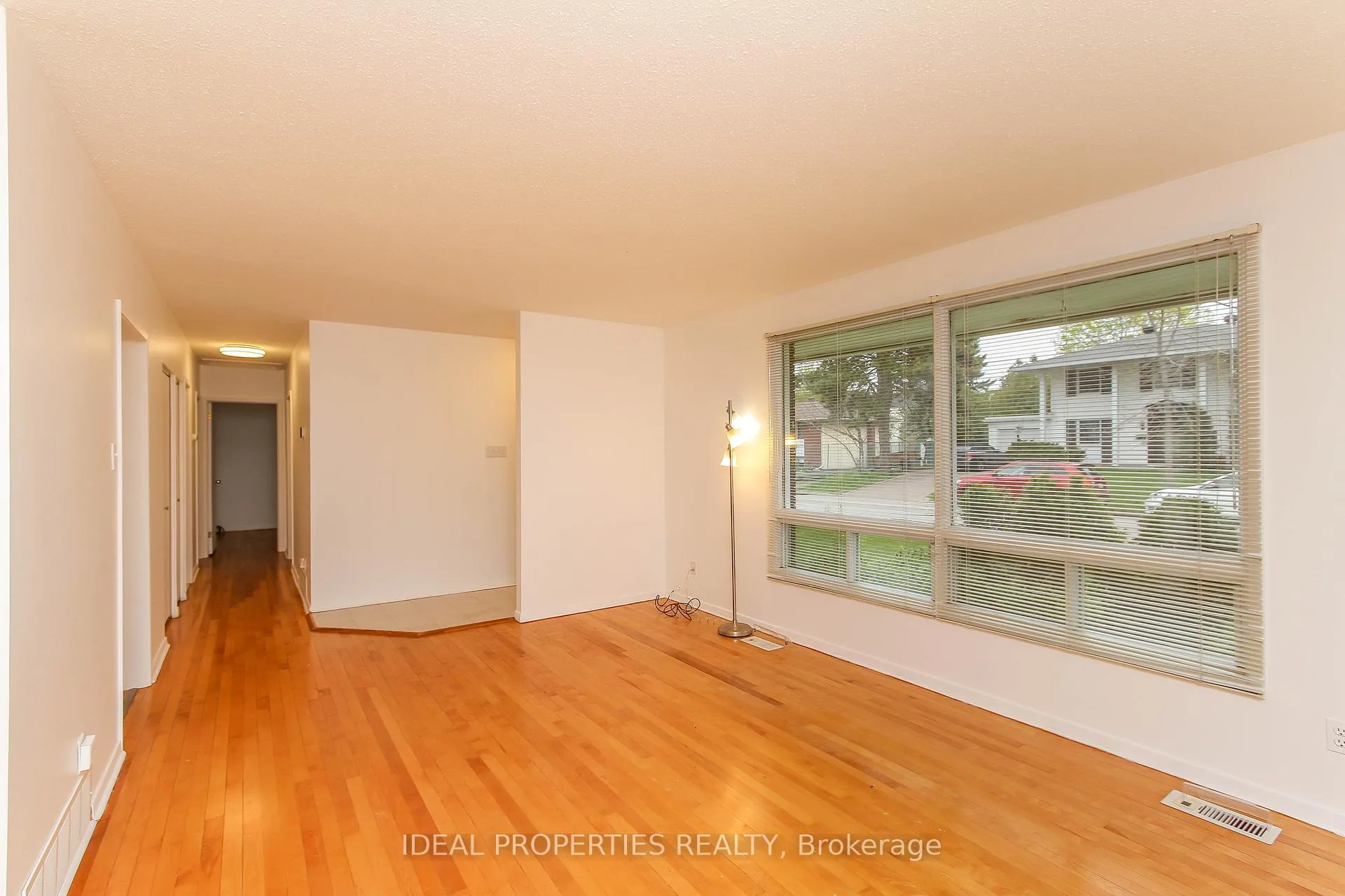 Photo 5 of 2699 Stone Crescent, Ottawa, Redwood Park — HOMEH
