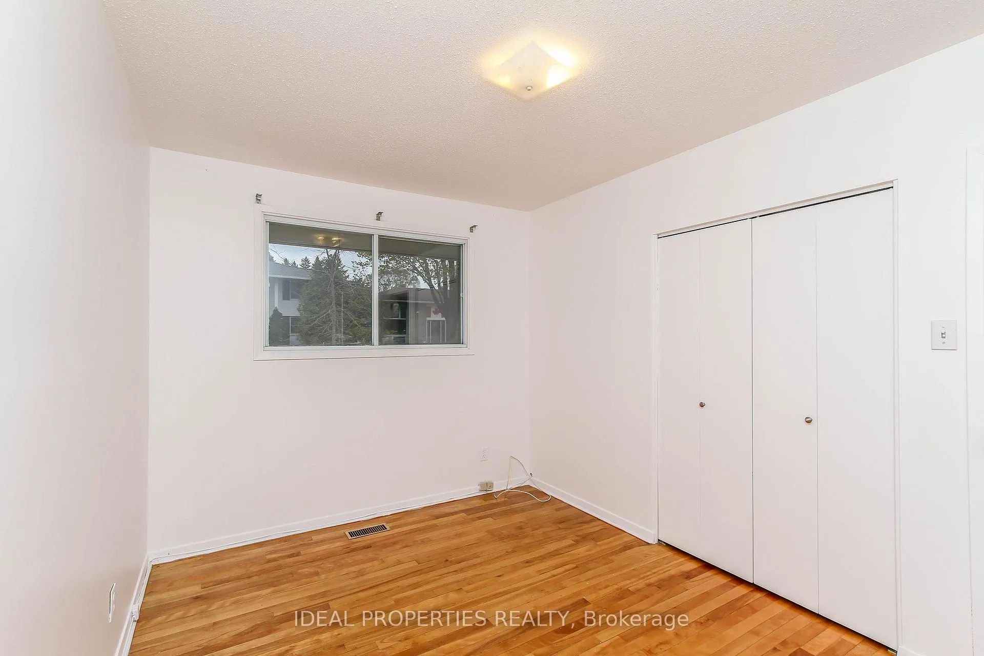 Photo 13 of 2699 Stone Crescent, Ottawa, Redwood Park — HOMEH
