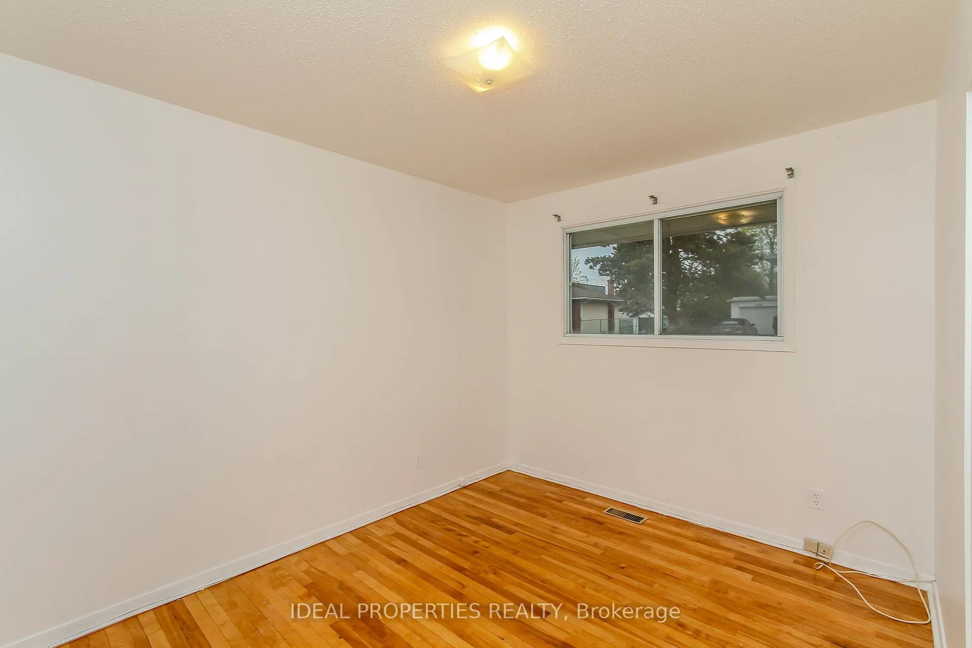 Photo 14 of 2699 Stone Crescent, Ottawa, Redwood Park — HOMEH