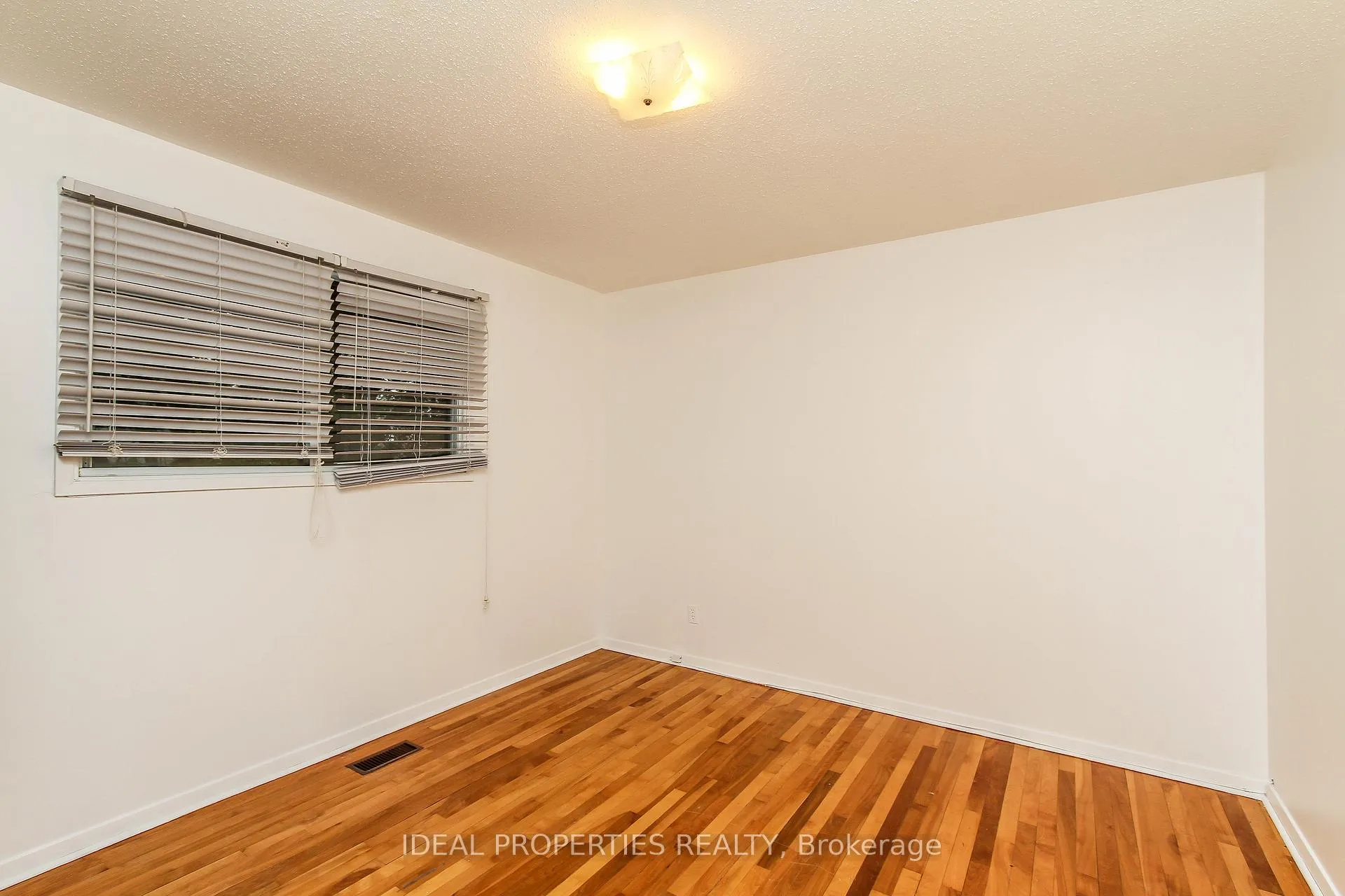 Photo 15 of 2699 Stone Crescent, Ottawa, Redwood Park — HOMEH