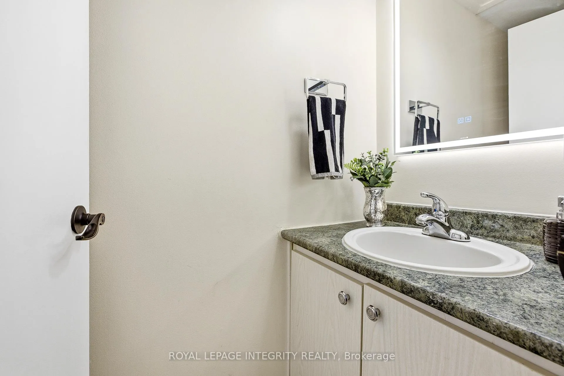 Photo 3 of Unit 33, 3205 Uplands Drive, Ottawa, Hunt Club Woods — HOMEH