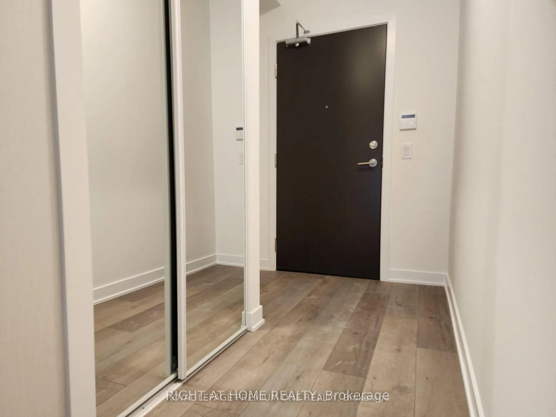Photo 4 of Unit 502, 10 Honeycrisp Crescent, Vaughan, Vaughan Corporate Centre — HOMEH