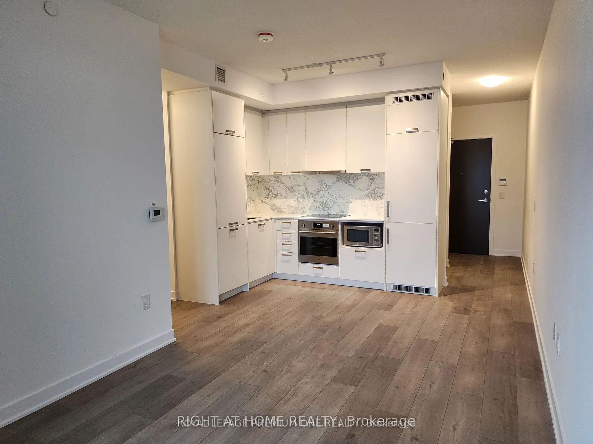 Photo 5 of Unit 502, 10 Honeycrisp Crescent, Vaughan, Vaughan Corporate Centre — HOMEH