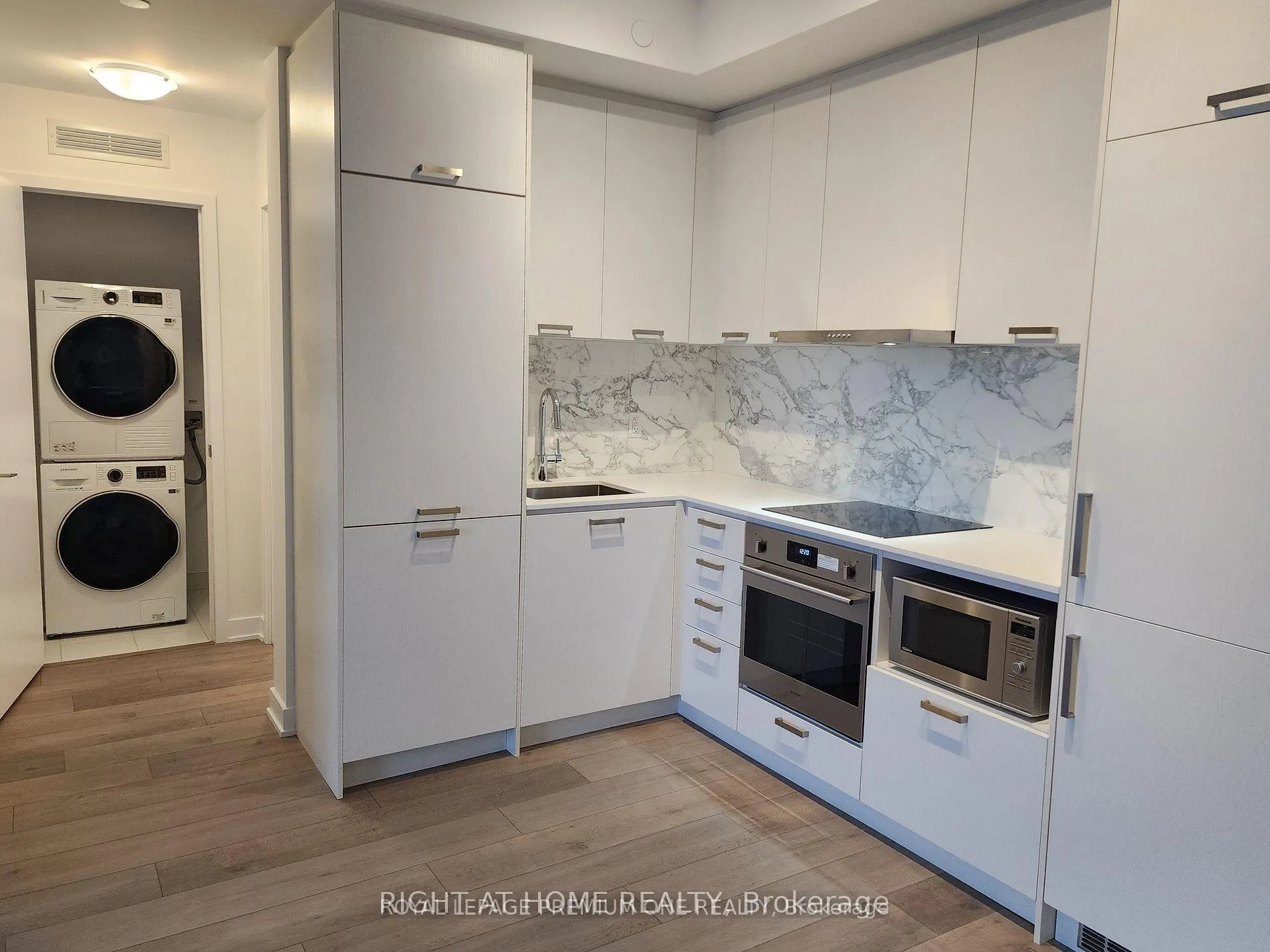 Photo 6 of Unit 502, 10 Honeycrisp Crescent, Vaughan, Vaughan Corporate Centre — HOMEH
