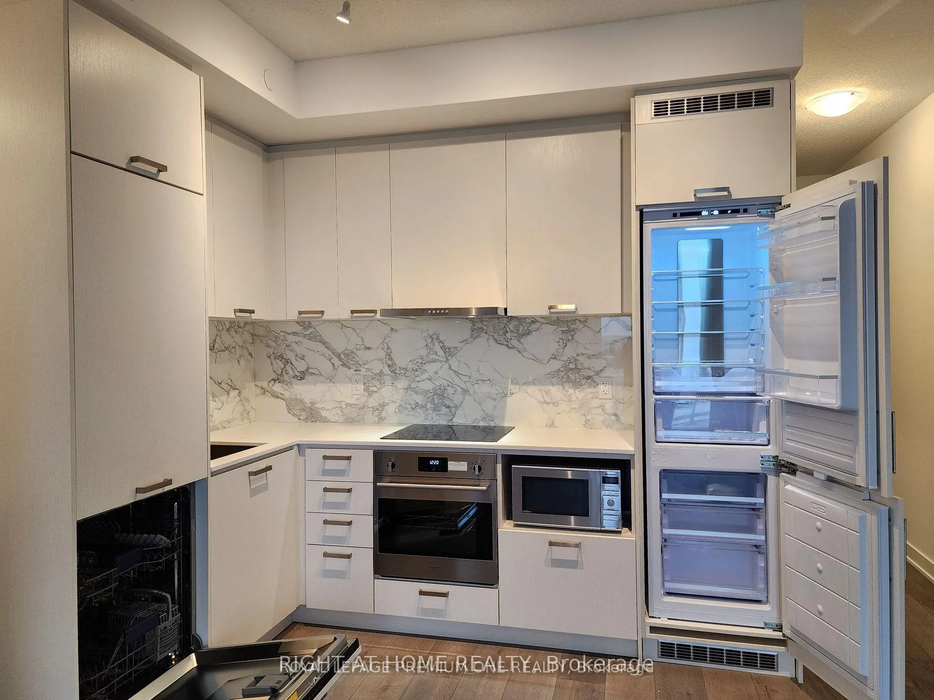 Photo 7 of Unit 502, 10 Honeycrisp Crescent, Vaughan, Vaughan Corporate Centre — HOMEH