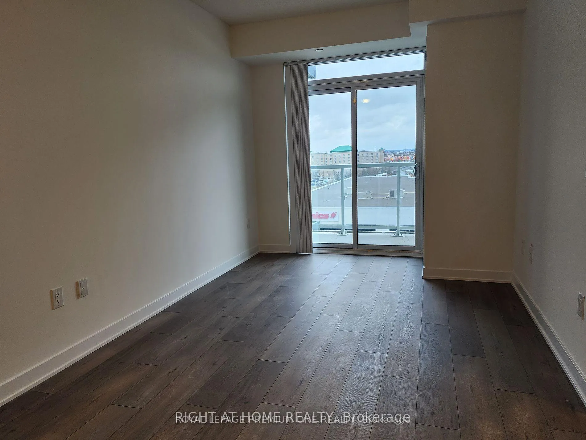 Photo 8 of Unit 502, 10 Honeycrisp Crescent, Vaughan, Vaughan Corporate Centre — HOMEH