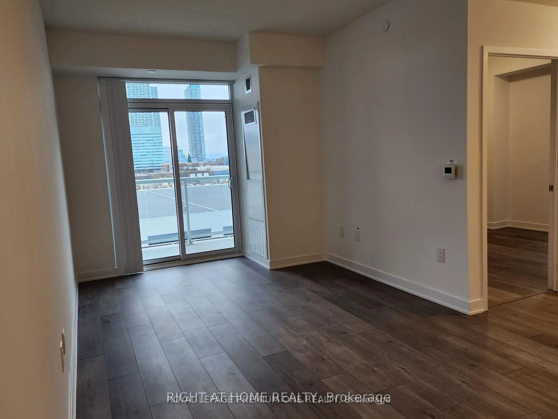 Photo 9 of Unit 502, 10 Honeycrisp Crescent, Vaughan, Vaughan Corporate Centre — HOMEH