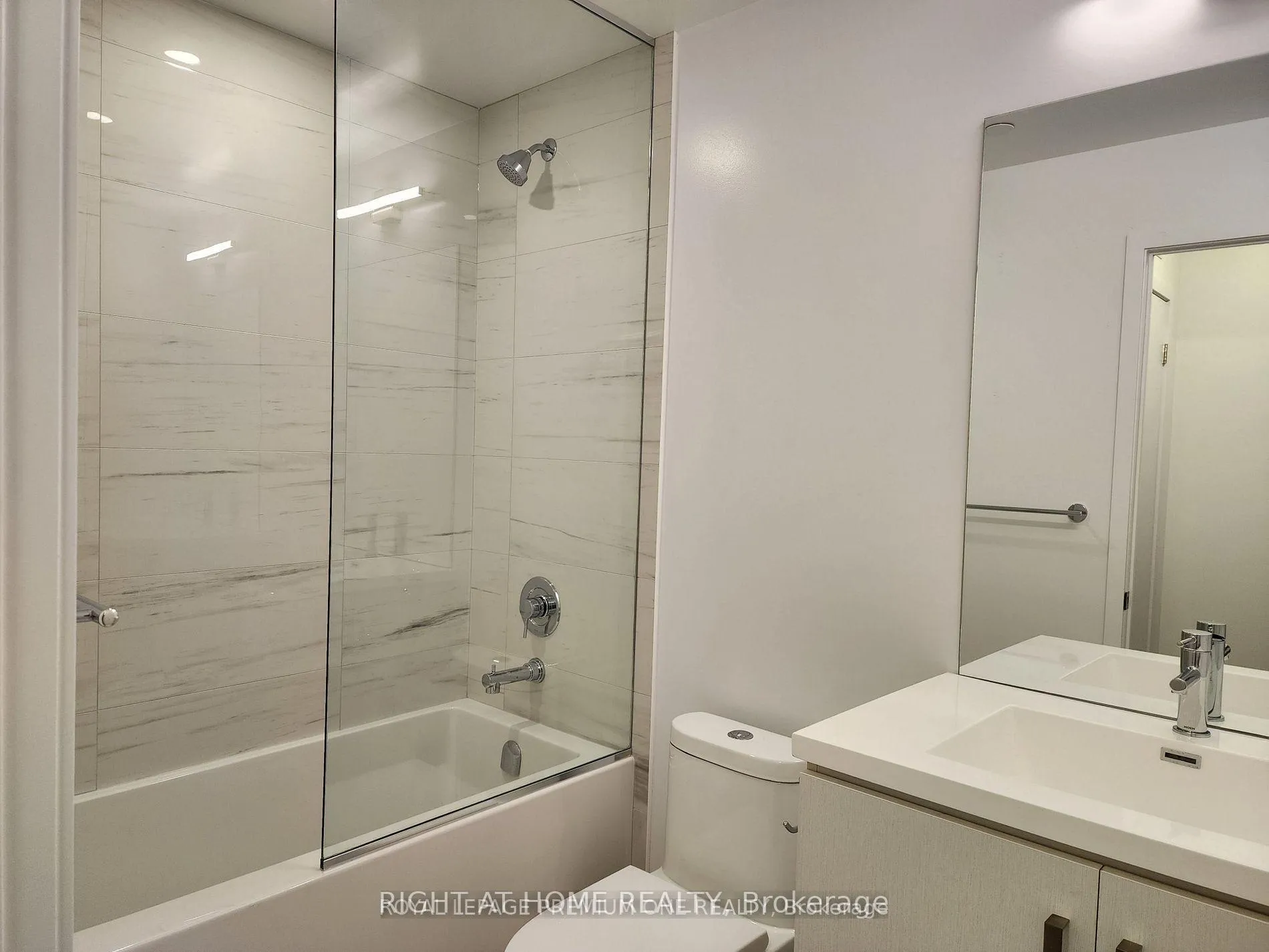 Photo 12 of Unit 502, 10 Honeycrisp Crescent, Vaughan, Vaughan Corporate Centre — HOMEH