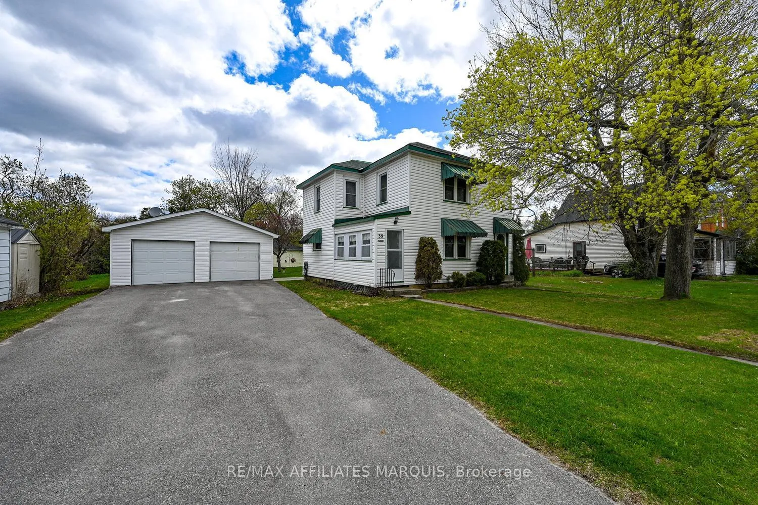 Photo 2 of 39 Merrick Street, Smiths Falls — HOMEH