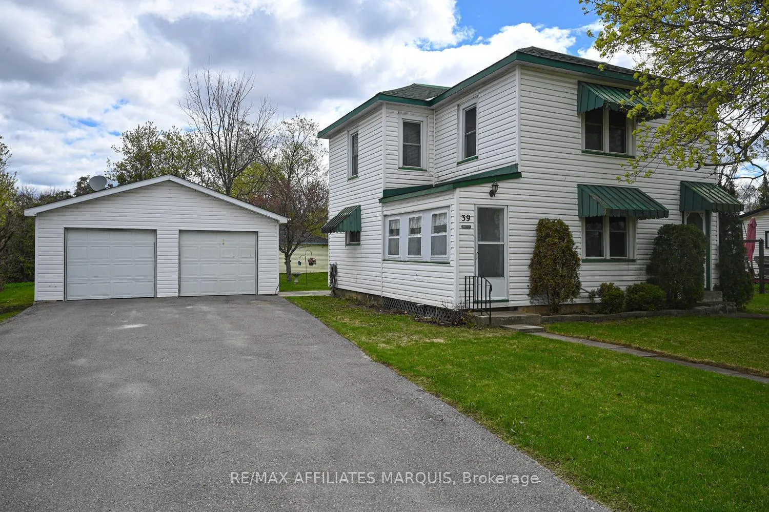 Photo 3 of 39 Merrick Street, Smiths Falls — HOMEH