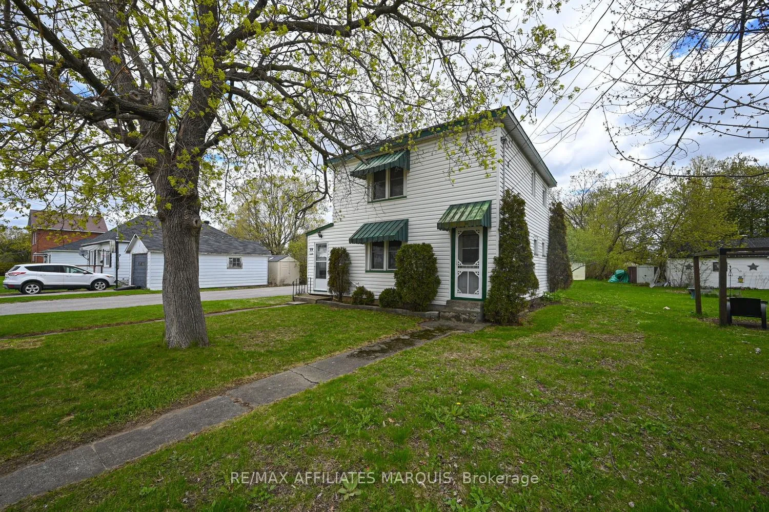 Photo 5 of 39 Merrick Street, Smiths Falls — HOMEH