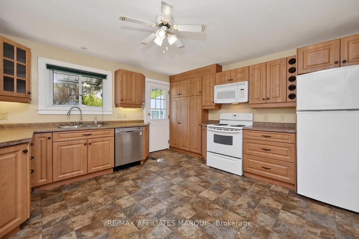 Photo 17 of 39 Merrick Street, Smiths Falls — HOMEH