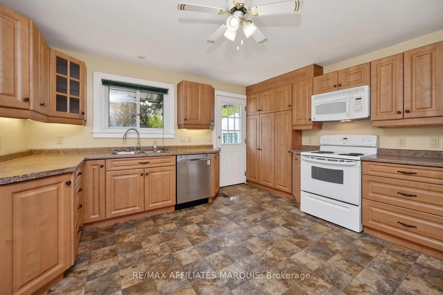 Photo 18 of 39 Merrick Street, Smiths Falls — HOMEH
