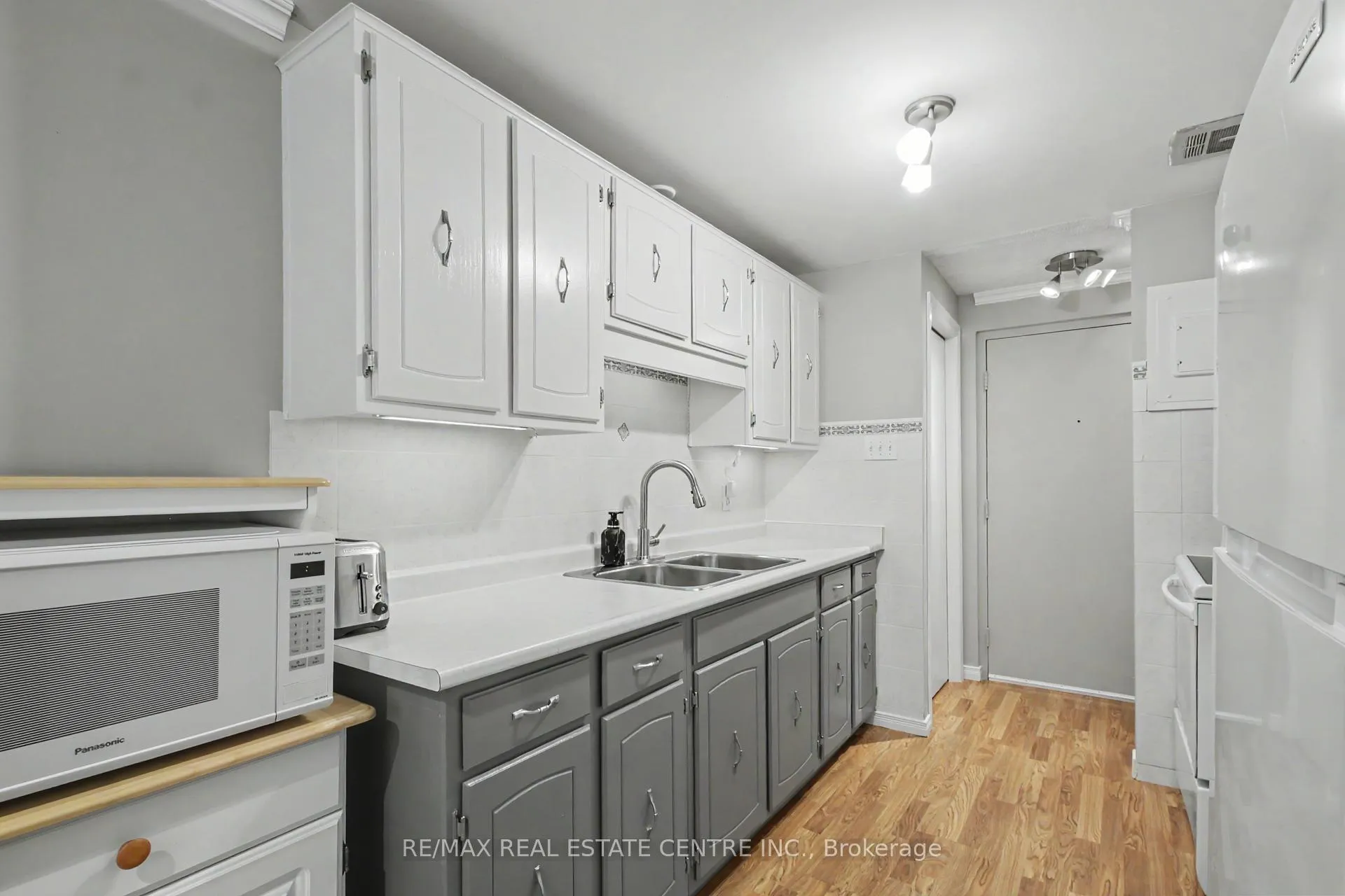 Photo 8 of Unit 105, 4 Avalon Place, Kitchener — HOMEH