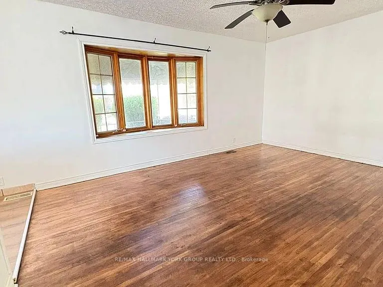 Photo 4 of 1308 Tilston Drive, Windsor, Windsor University District — HOMEH