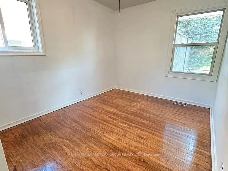 Photo 8 of 1308 Tilston Drive, Windsor, Windsor University District — HOMEH