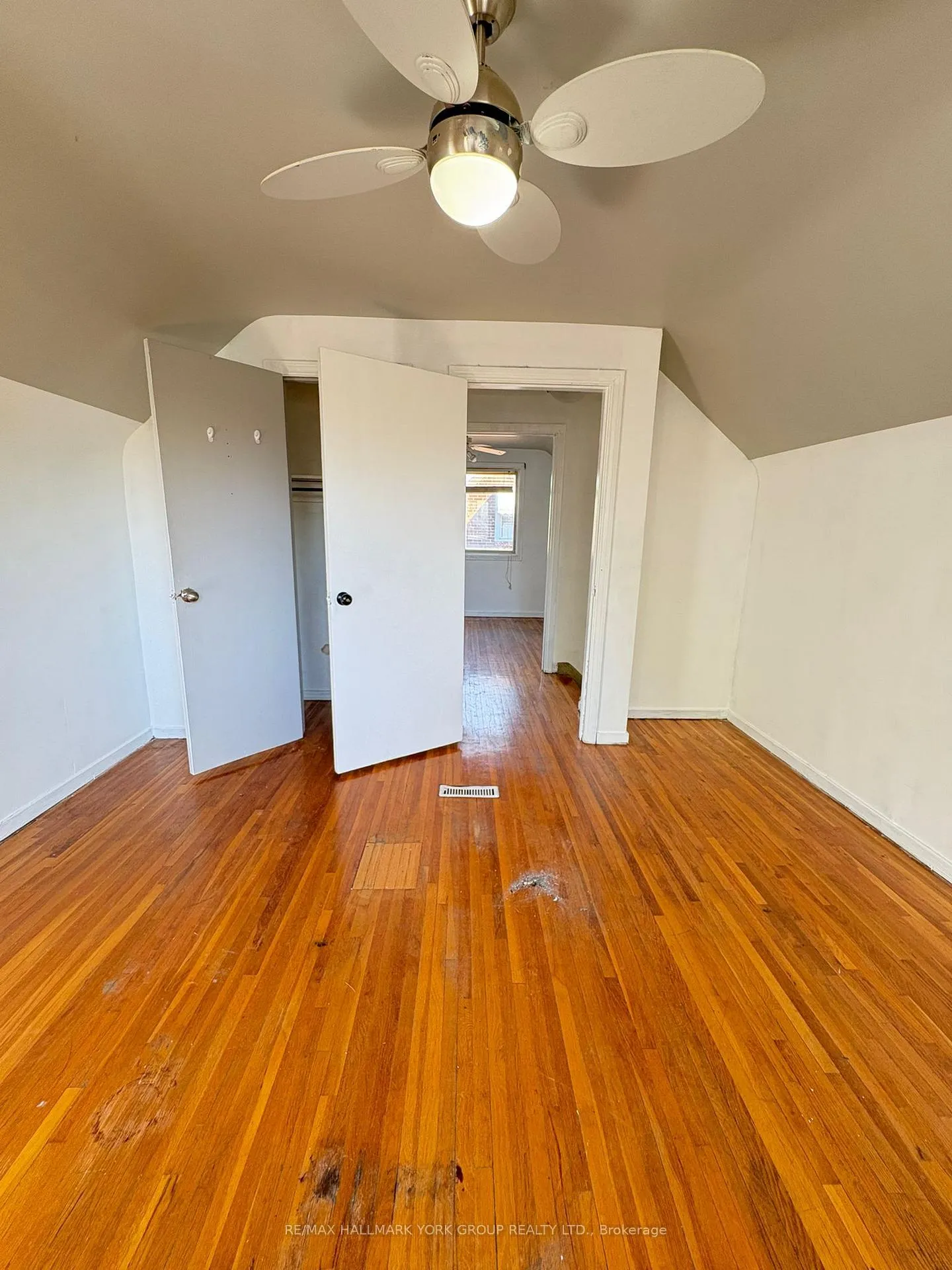 Photo 10 of 1308 Tilston Drive, Windsor, Windsor University District — HOMEH