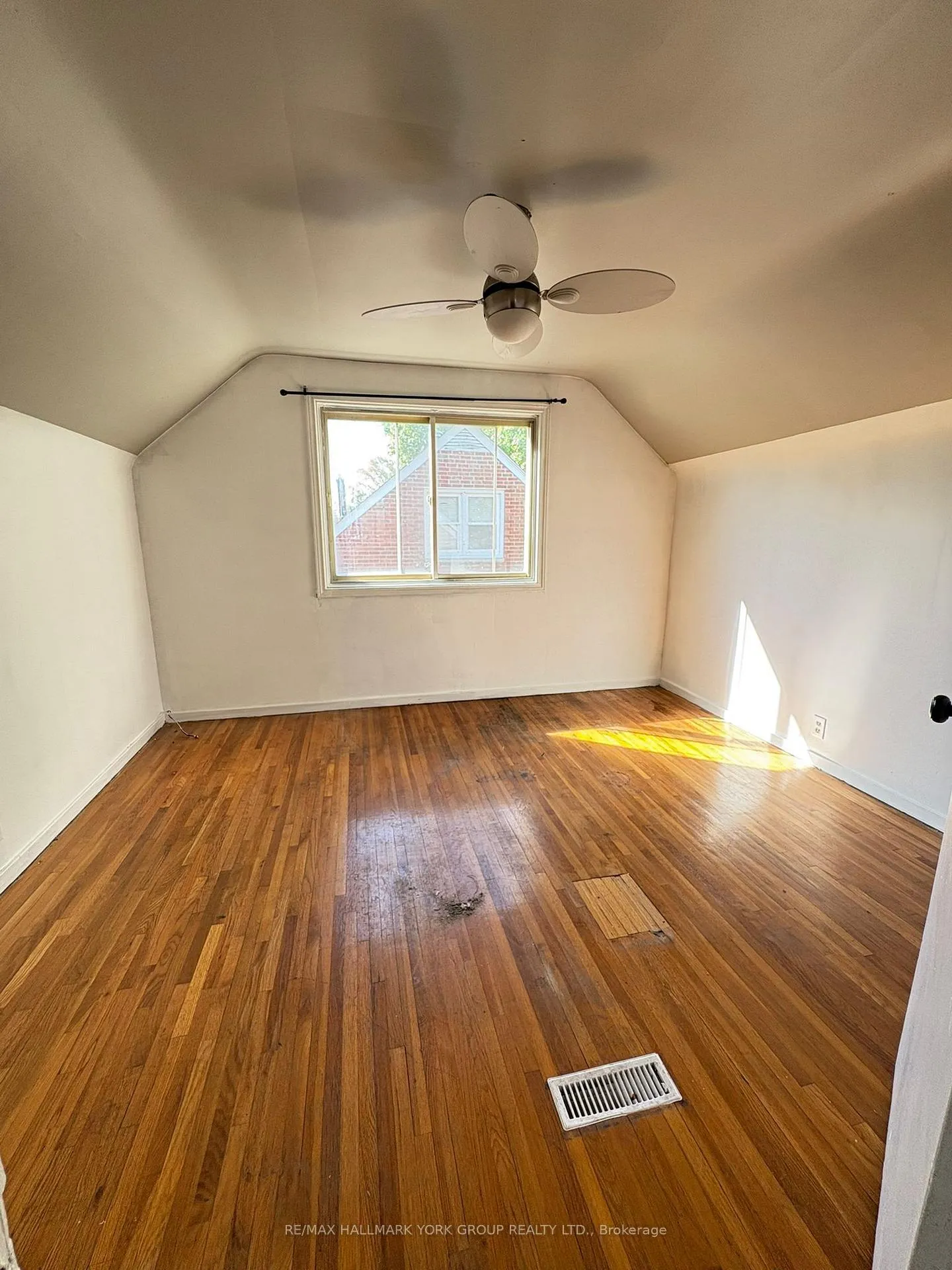 Photo 11 of 1308 Tilston Drive, Windsor, Windsor University District — HOMEH