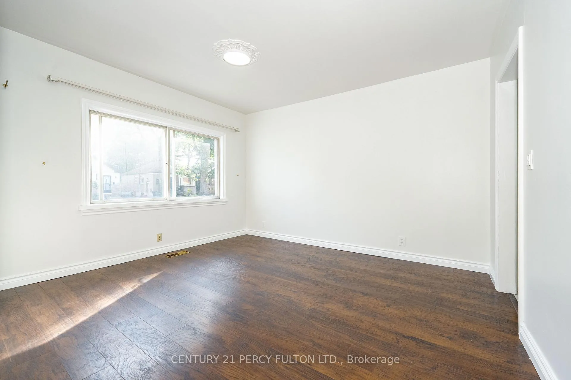 Photo 10 of 34 Mcdonald Avenue, Scarborough, Oakridge — HOMEH