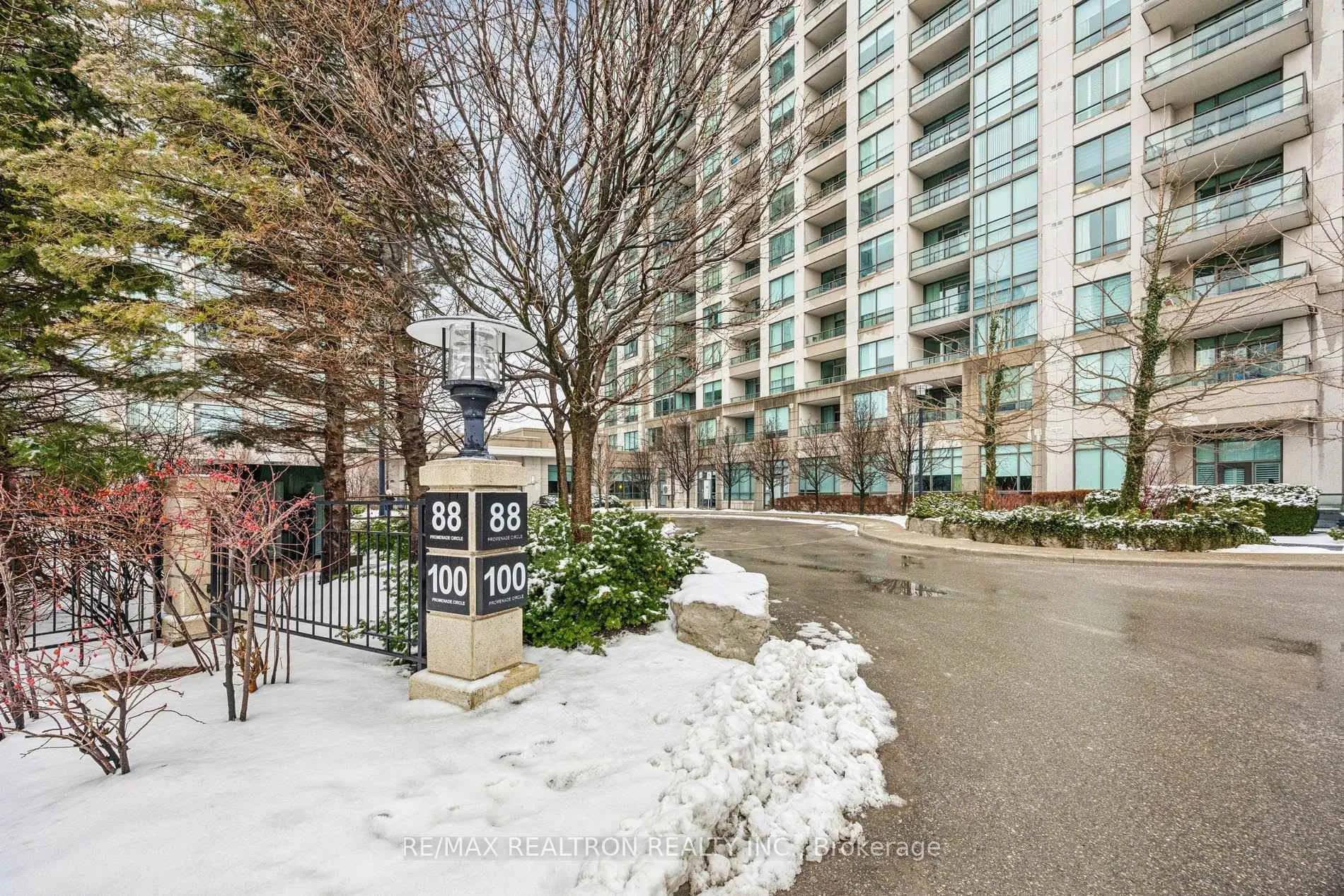 Photo 3 of Unit 302, 88 Promenade Circle, Vaughan, Brownridge — HOMEH