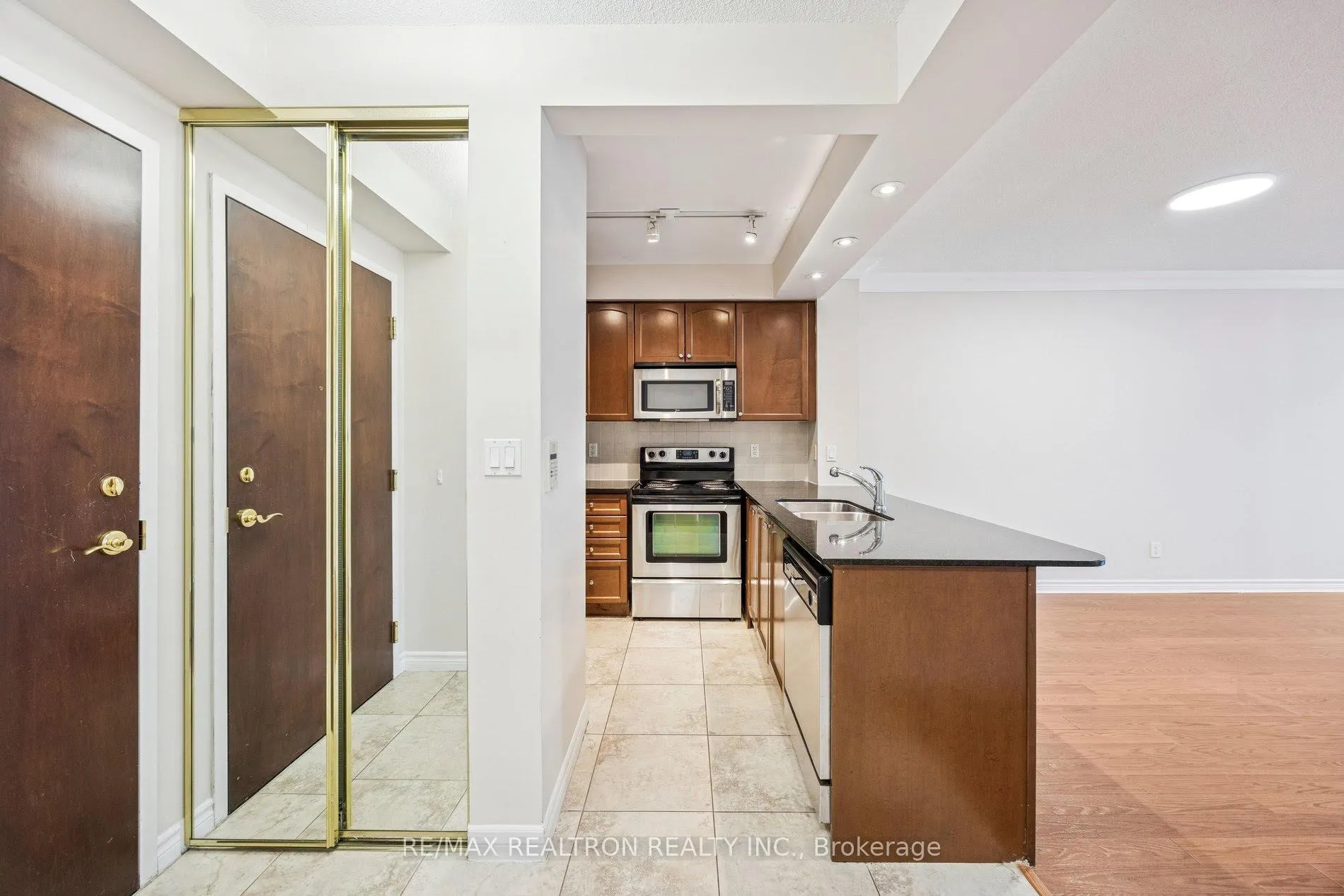 Photo 21 of Unit 302, 88 Promenade Circle, Vaughan, Brownridge — HOMEH