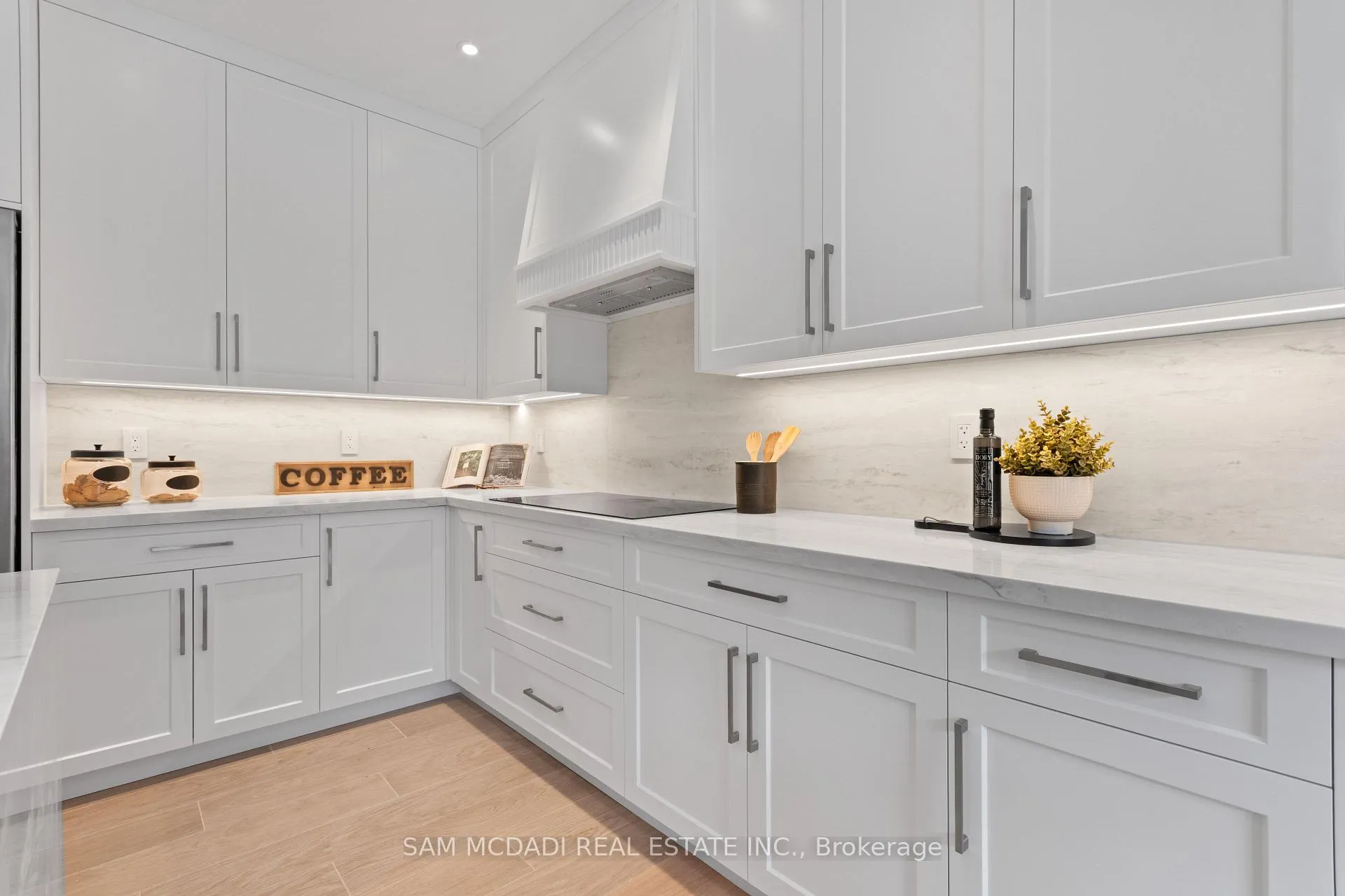 Photo 6 of 20 Iverson Drive, Brampton, Credit Valley — HOMEH