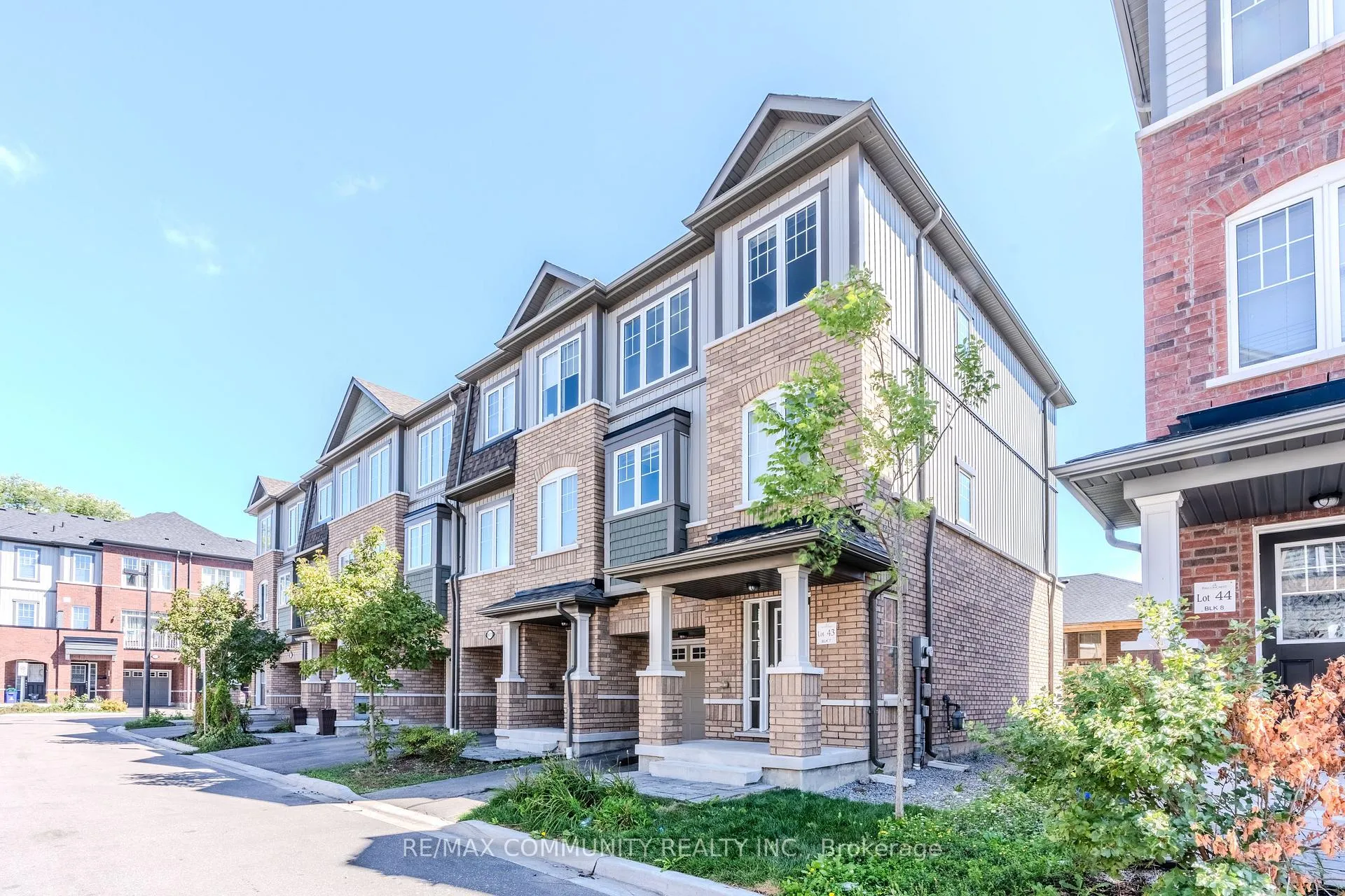 Photo 2 of 823 Atwater Path, Oshawa, Lakeview — HOMEH