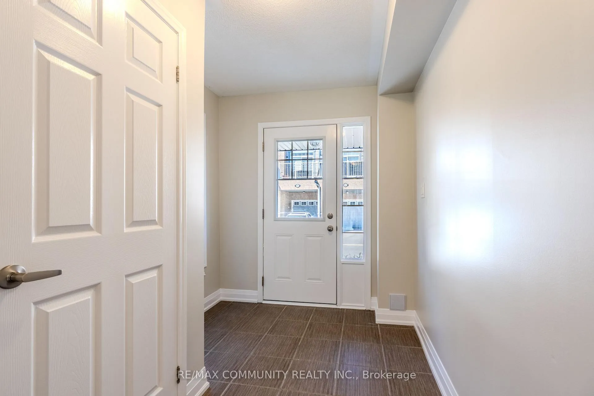 Photo 3 of 823 Atwater Path, Oshawa, Lakeview — HOMEH