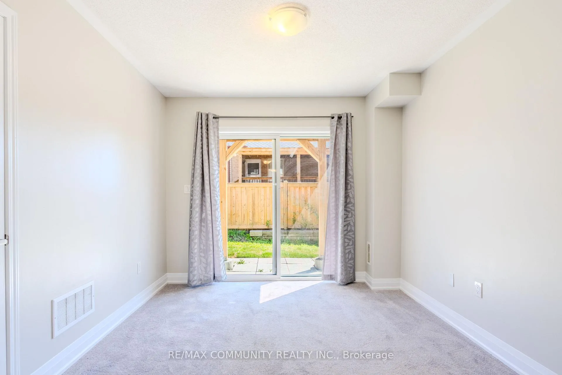 Photo 5 of 823 Atwater Path, Oshawa, Lakeview — HOMEH