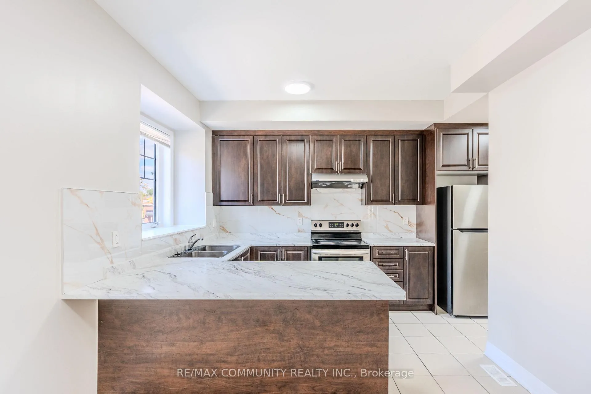 Photo 11 of 823 Atwater Path, Oshawa, Lakeview — HOMEH