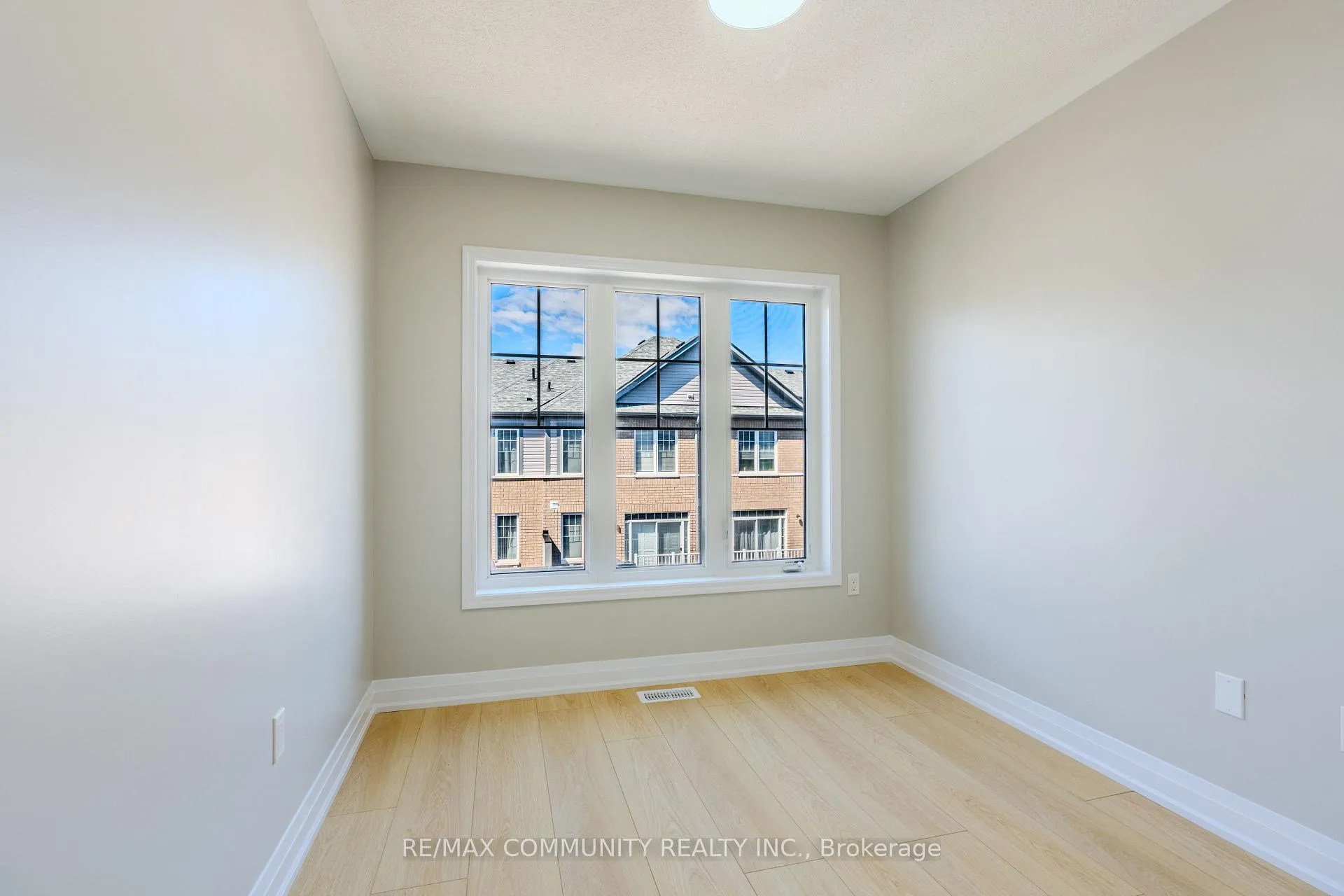 Photo 23 of 823 Atwater Path, Oshawa, Lakeview — HOMEH