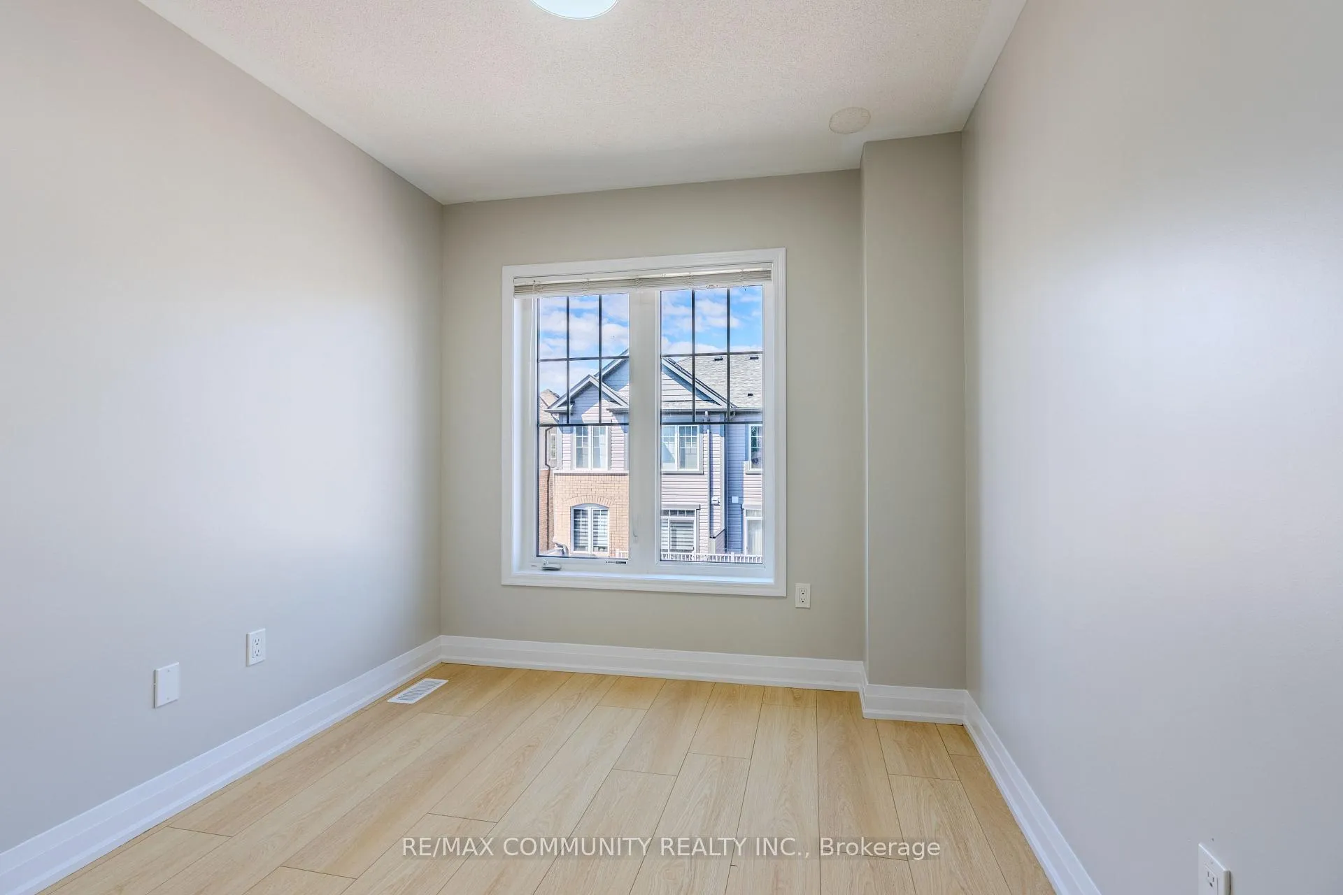 Photo 25 of 823 Atwater Path, Oshawa, Lakeview — HOMEH
