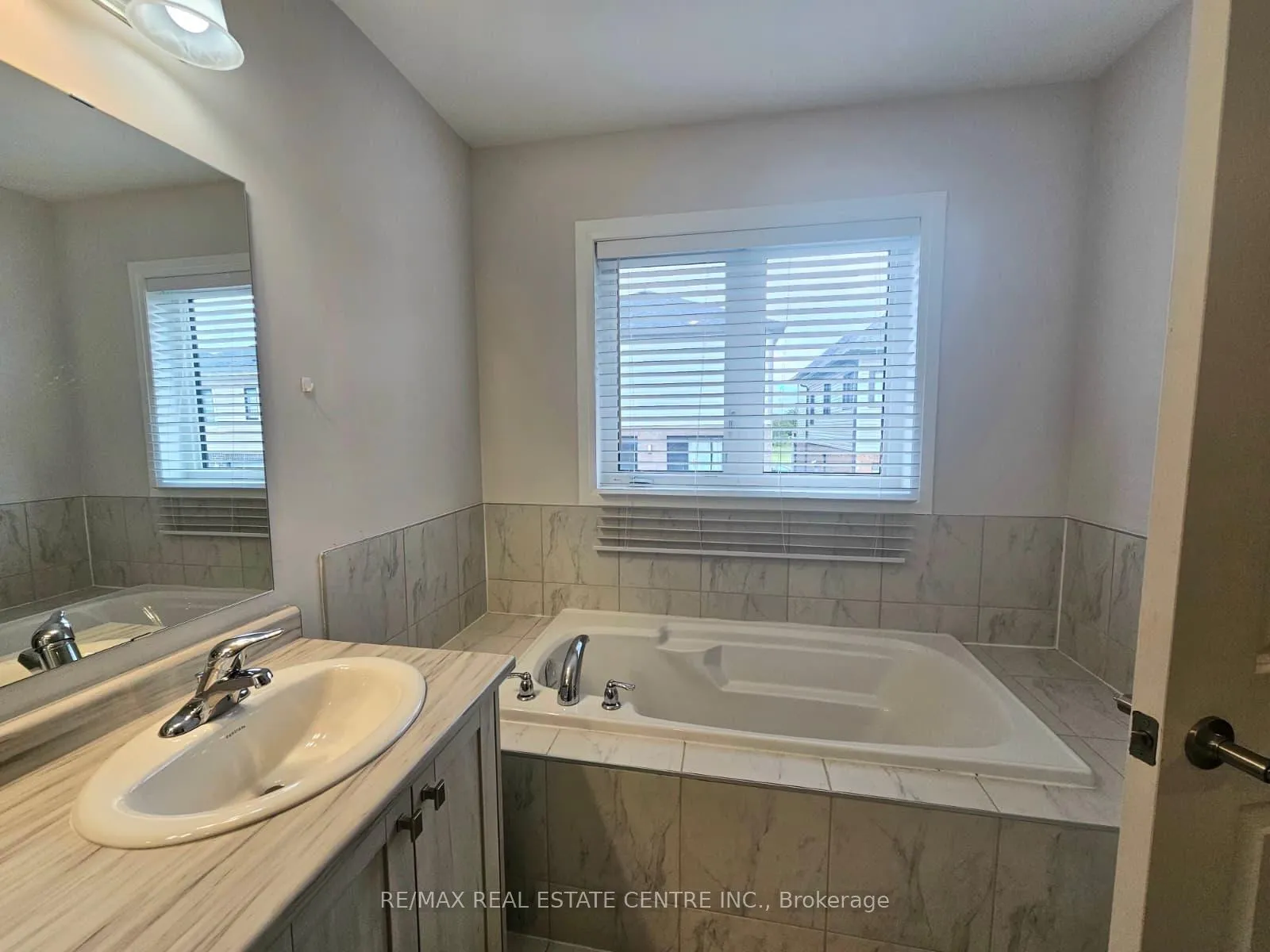 Photo 8 of 109 Freedom Crescent, Hamilton, Mount Hope — HOMEH